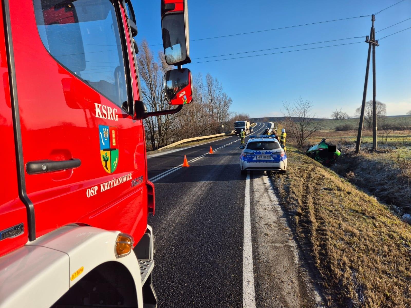 Zdjęcie w galerii na portalu naszraciborz.pl: Niebezpieczny poranek na drogach. Dachowanie w Krzyżanowicach wiadomości z regionu