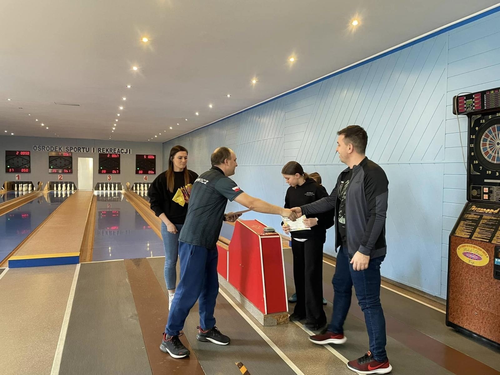 Zdjęcie w galerii na portalu naszraciborz.pl: Rodzinne emocje na I Kręglarskim Turnieju Rodzinnym w Raciborzu wiadomości z regionu