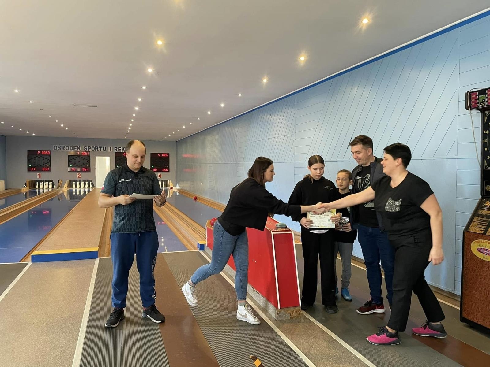 Zdjęcie w galerii na portalu naszraciborz.pl: Rodzinne emocje na I Kręglarskim Turnieju Rodzinnym w Raciborzu wiadomości z regionu