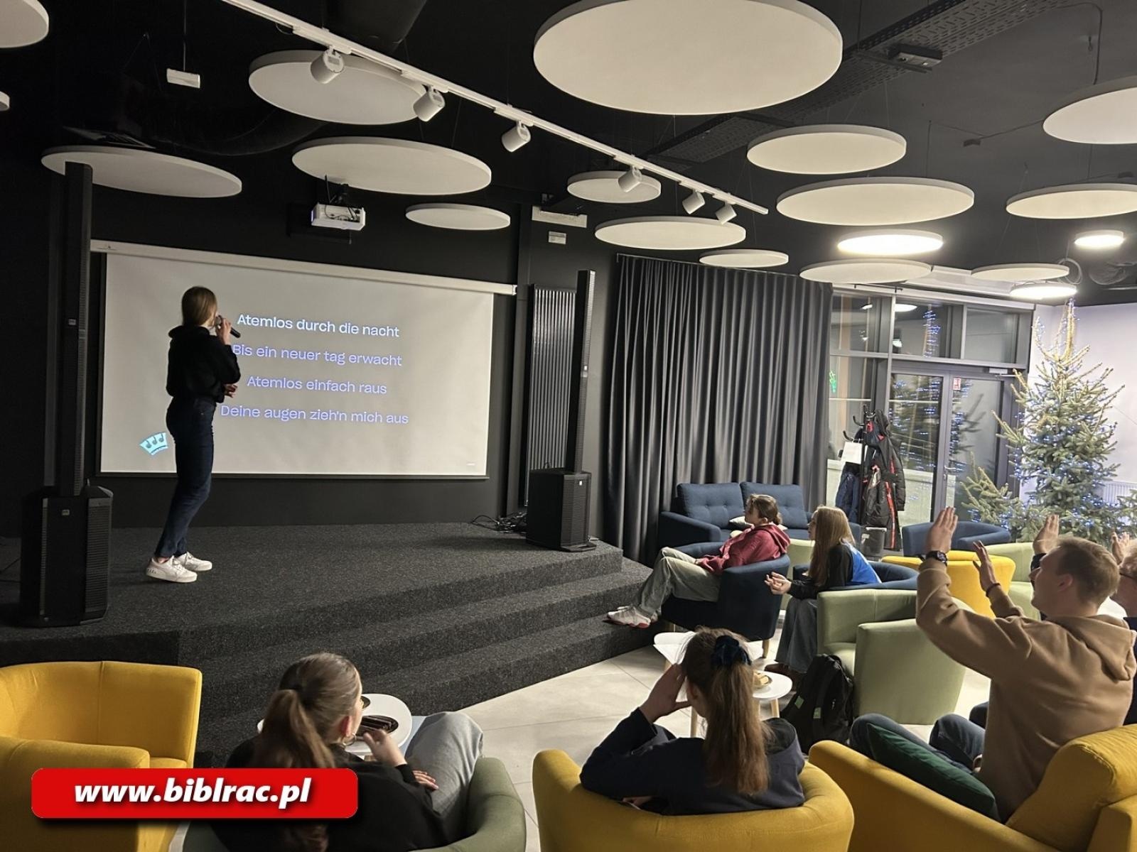 Zdjęcie w galerii na portalu naszraciborz.pl: Śpiewać każdy może! Karaoke na Stacji Młodych wiadomości z regionu