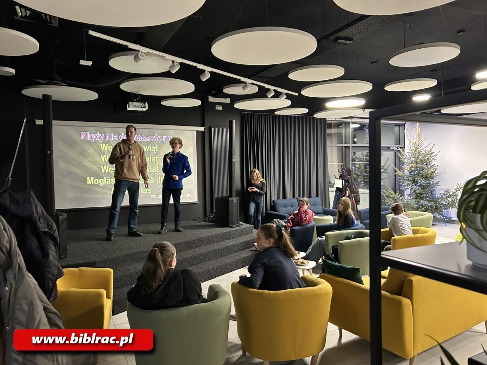 Zdjęcie w galerii na portalu naszraciborz.pl: Śpiewać każdy może! Karaoke na Stacji Młodych wiadomości z regionu