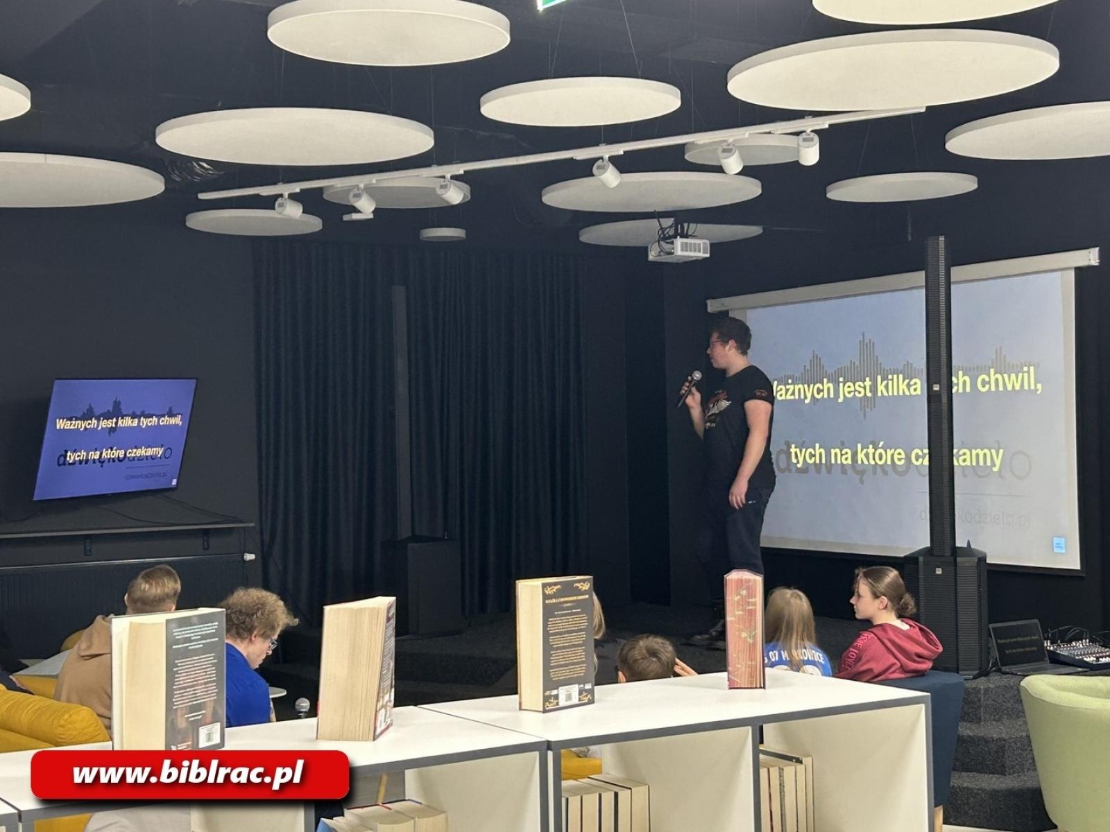 Zdjęcie w galerii na portalu naszraciborz.pl: Śpiewać każdy może! Karaoke na Stacji Młodych wiadomości z regionu