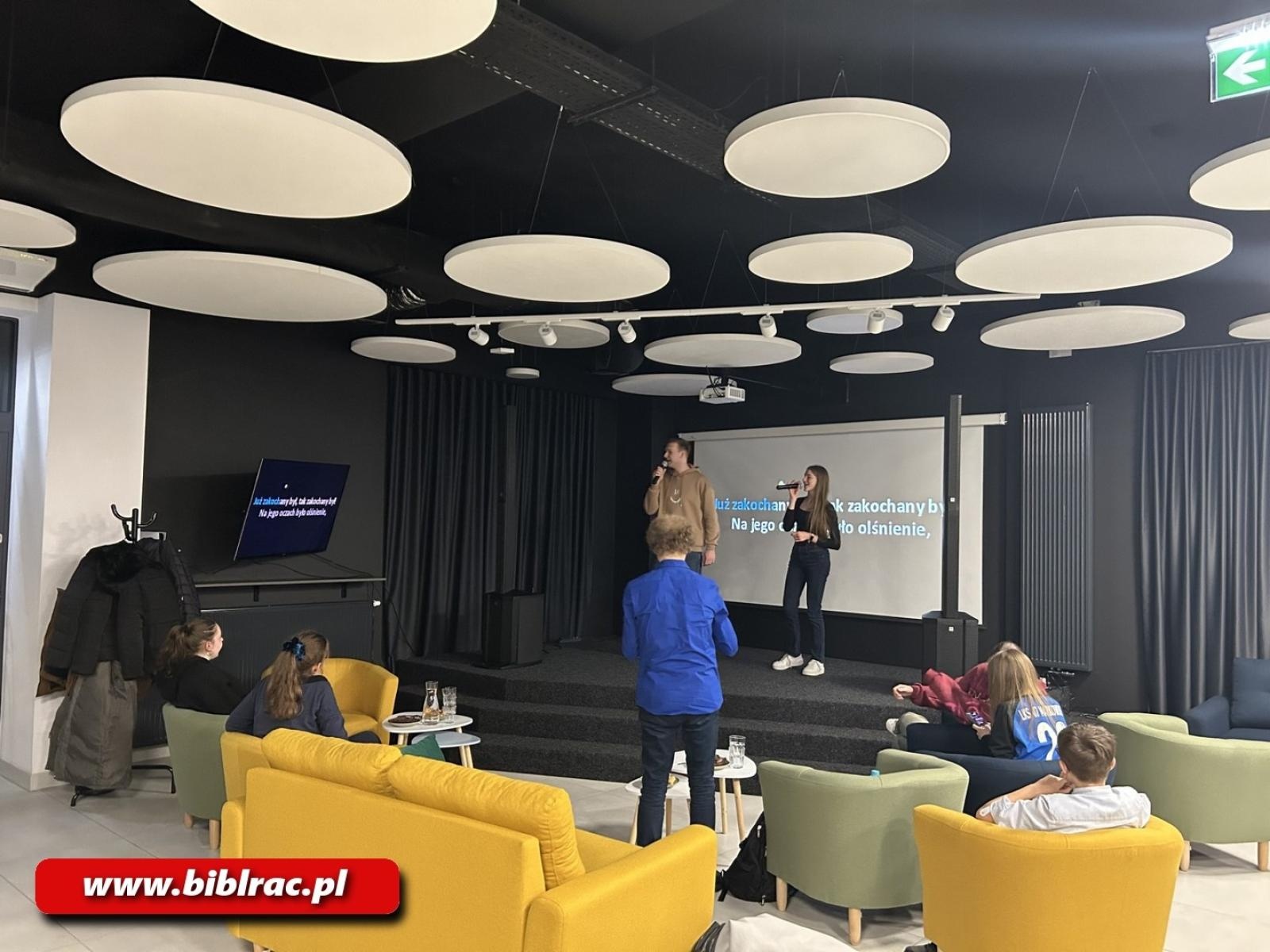 Zdjęcie w galerii na portalu naszraciborz.pl: Śpiewać każdy może! Karaoke na Stacji Młodych wiadomości z regionu