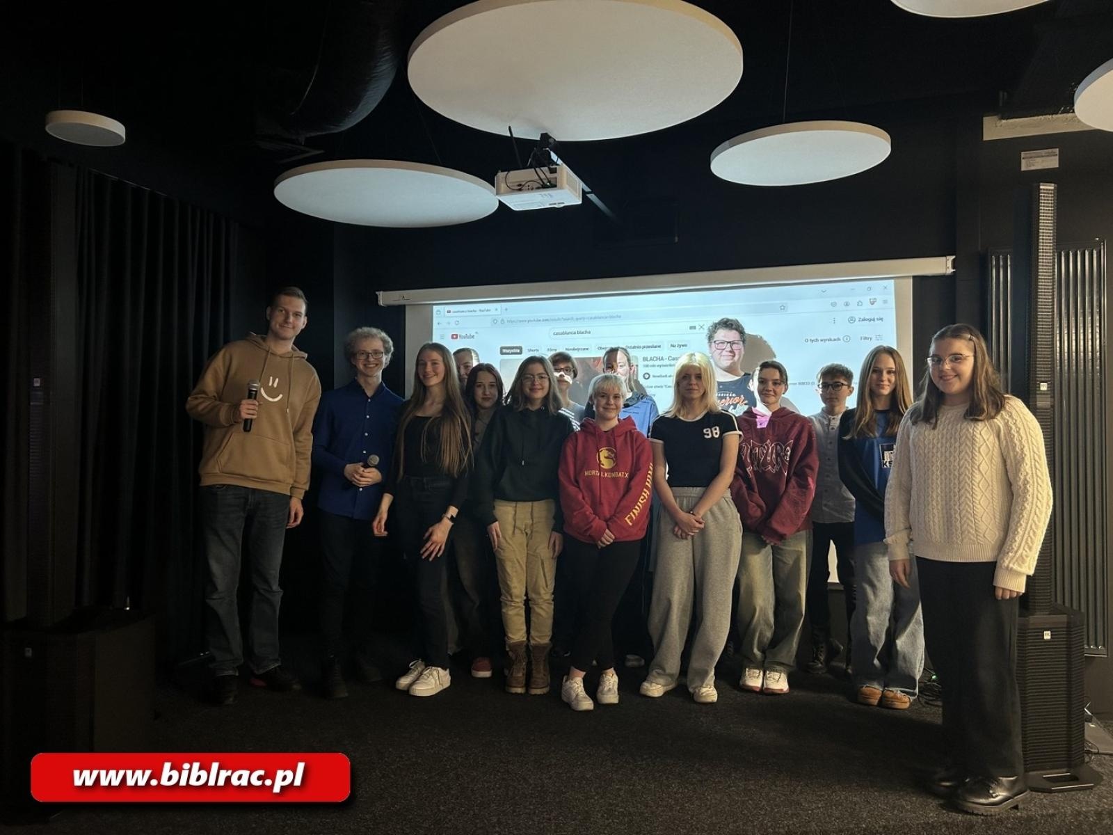 Zdjęcie w galerii na portalu naszraciborz.pl: Śpiewać każdy może! Karaoke na Stacji Młodych wiadomości z regionu