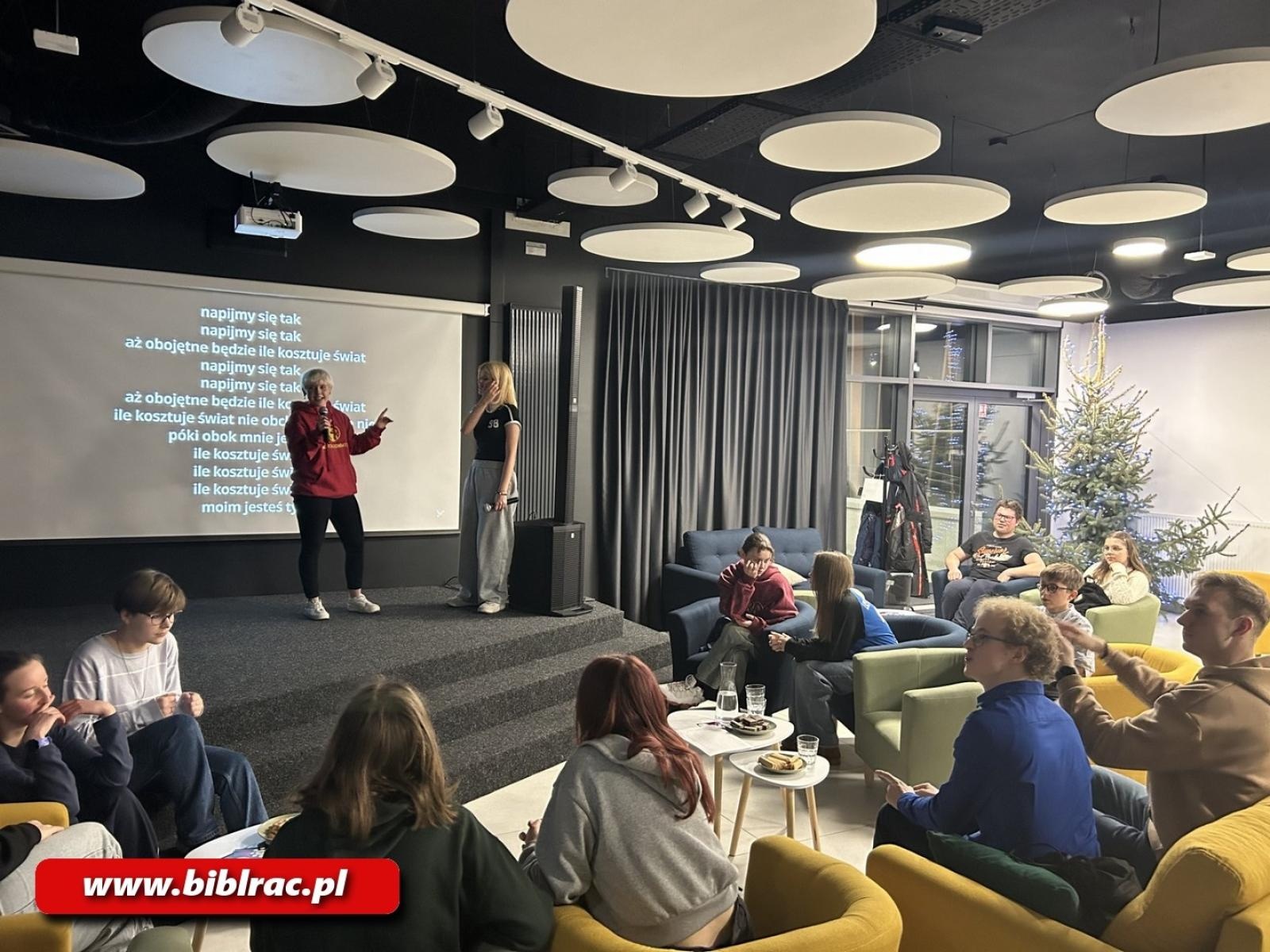 Zdjęcie w galerii na portalu naszraciborz.pl: Śpiewać każdy może! Karaoke na Stacji Młodych wiadomości z regionu