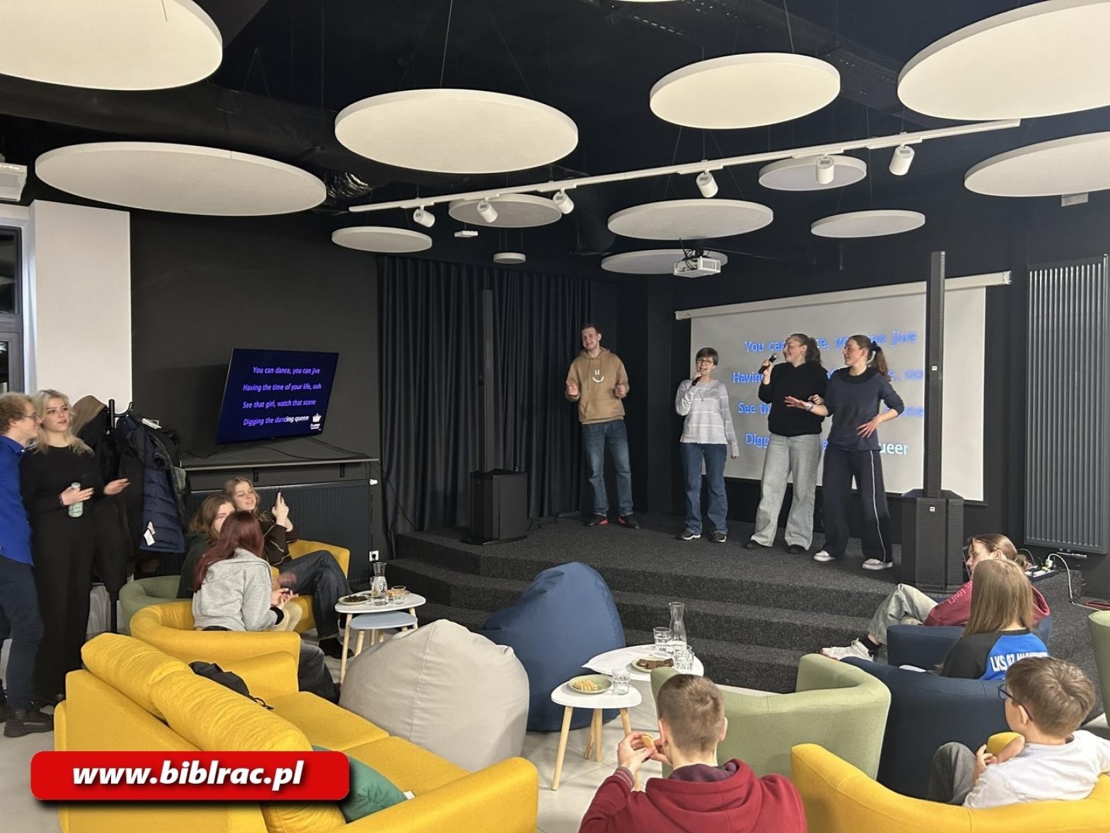 Zdjęcie w galerii na portalu naszraciborz.pl: Śpiewać każdy może! Karaoke na Stacji Młodych wiadomości z regionu