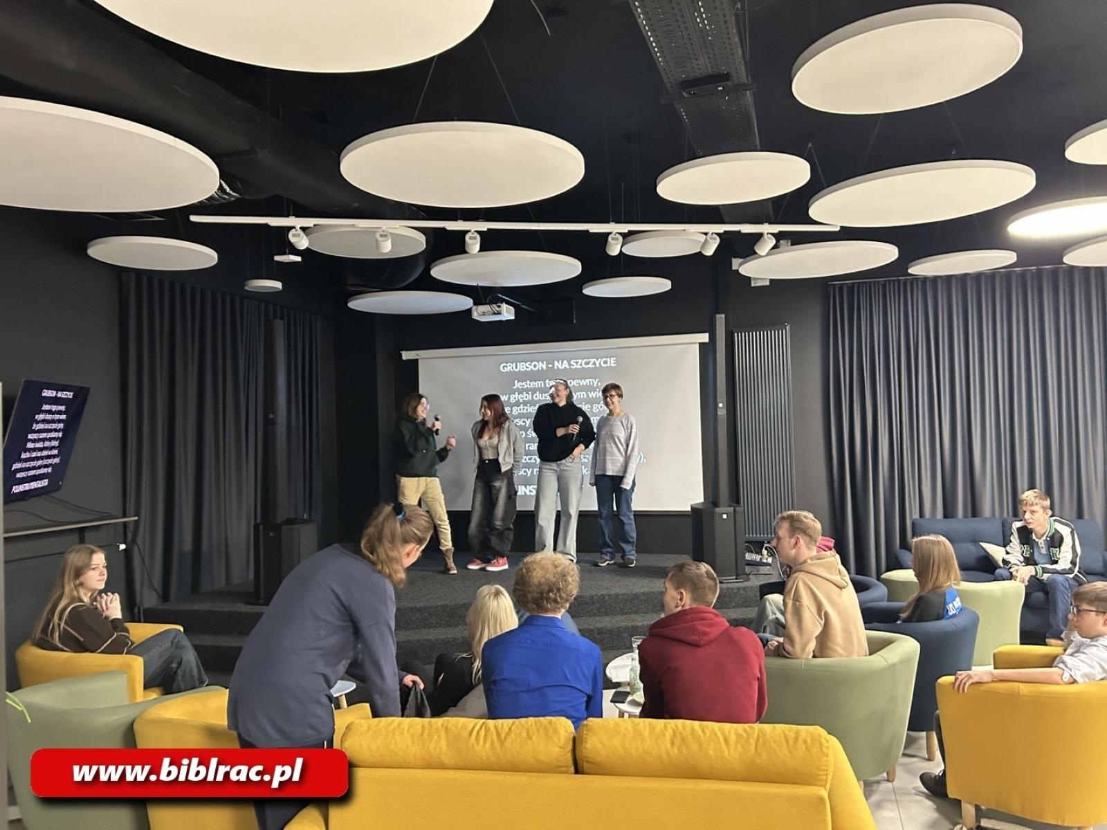 Zdjęcie w galerii na portalu naszraciborz.pl: Śpiewać każdy może! Karaoke na Stacji Młodych wiadomości z regionu