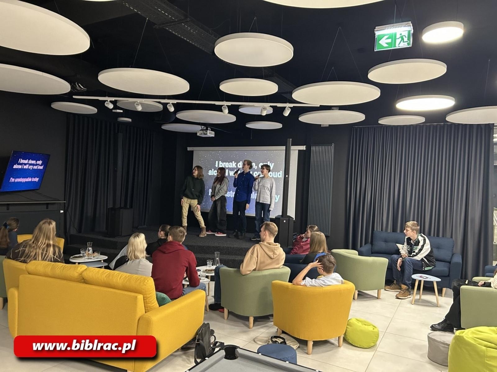 Zdjęcie w galerii na portalu naszraciborz.pl: Śpiewać każdy może! Karaoke na Stacji Młodych wiadomości z regionu