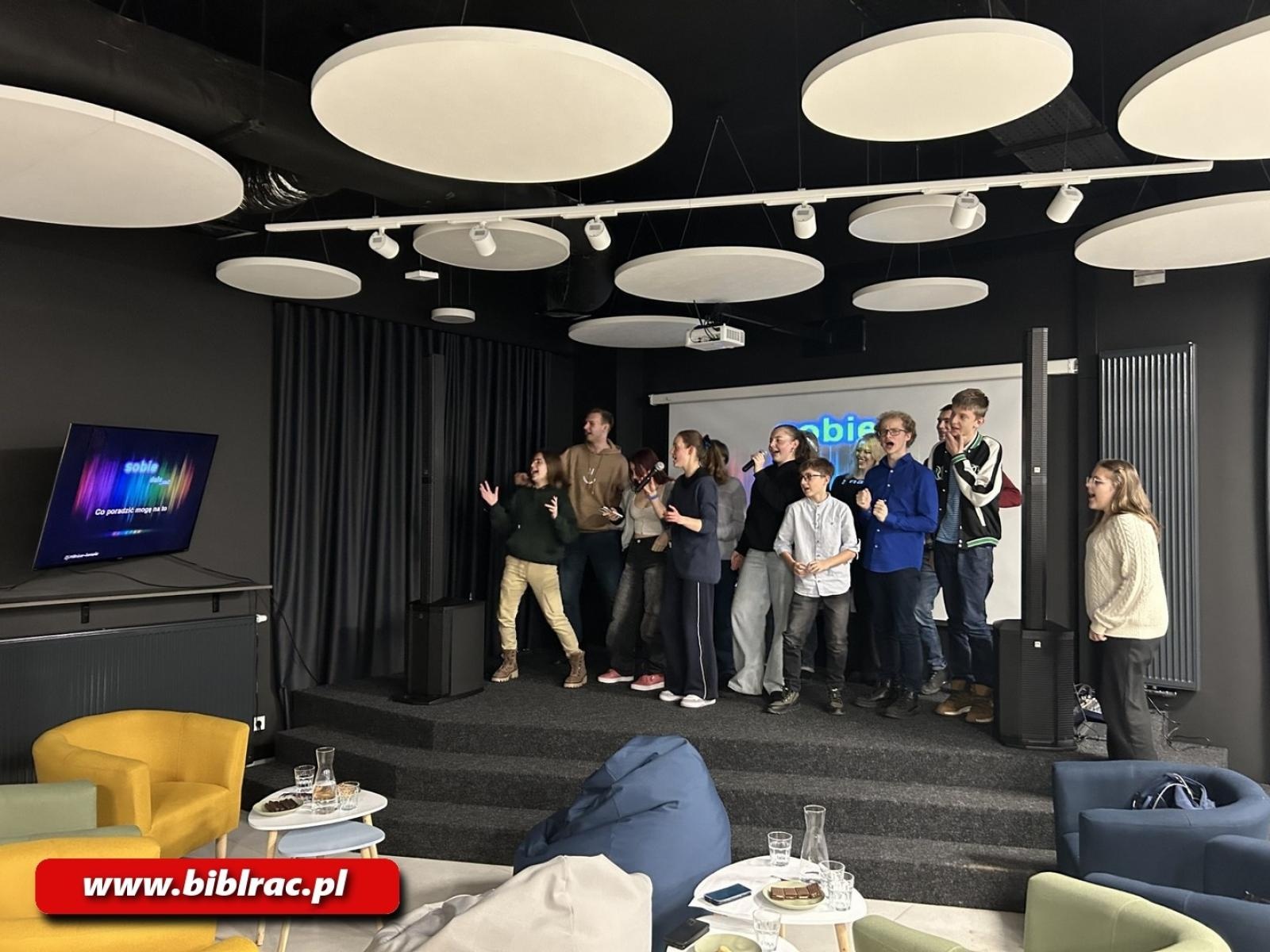 Zdjęcie w galerii na portalu naszraciborz.pl: Śpiewać każdy może! Karaoke na Stacji Młodych wiadomości z regionu