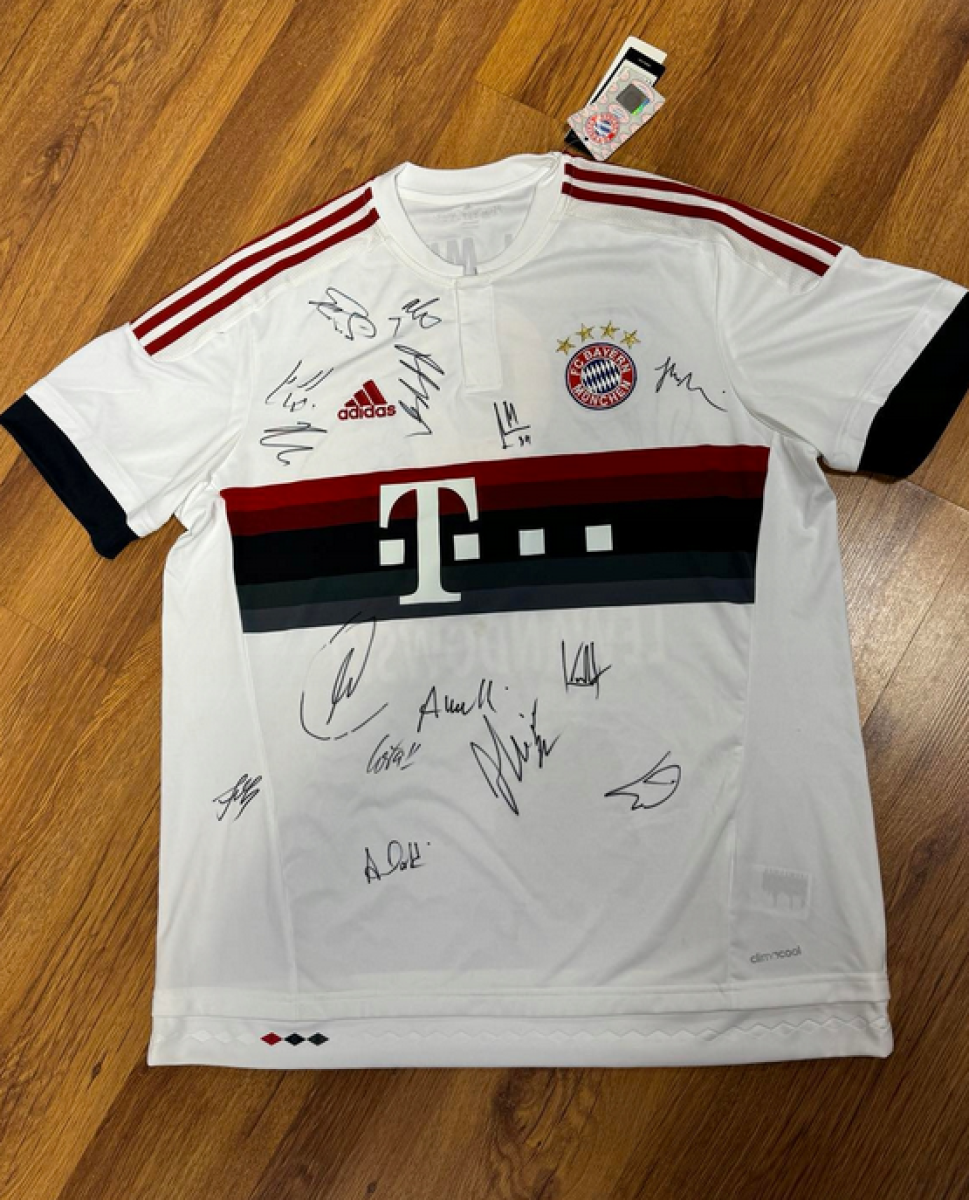 Zdjęcie w galerii na portalu naszraciborz.pl: Licytacje internetowe i ze sceny. 33 Finał WOŚP Racibórz. Co można kupić? wiadomości z regionu