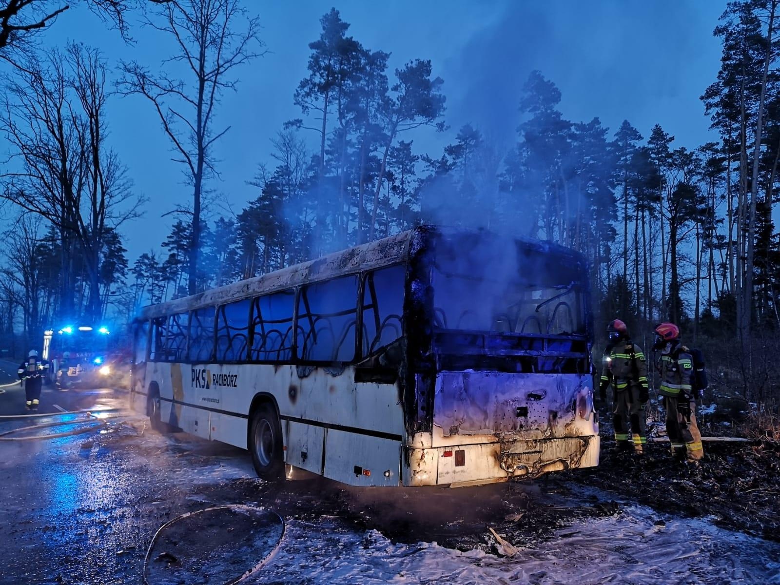 Zdjęcie w galerii na portalu naszraciborz.pl: Spłonął autobus raciborskiego PKS-u [FOTO i WIDEO] wiadomości z regionu