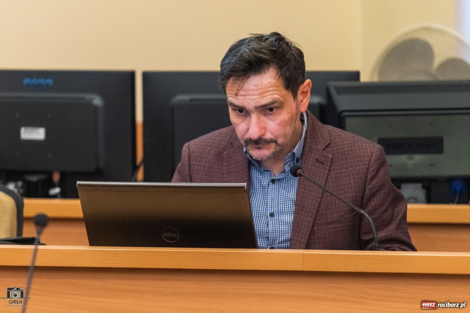 Zdjęcie w galerii na portalu naszraciborz.pl: Przychodnia w Markowicach i stare koszary – migawki z komisji gospodarki wiadomości z regionu