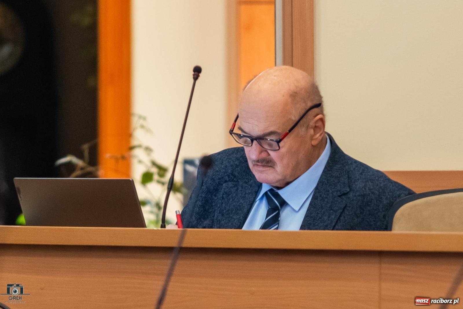 Zdjęcie w galerii na portalu naszraciborz.pl: Przychodnia w Markowicach i stare koszary – migawki z komisji gospodarki wiadomości z regionu