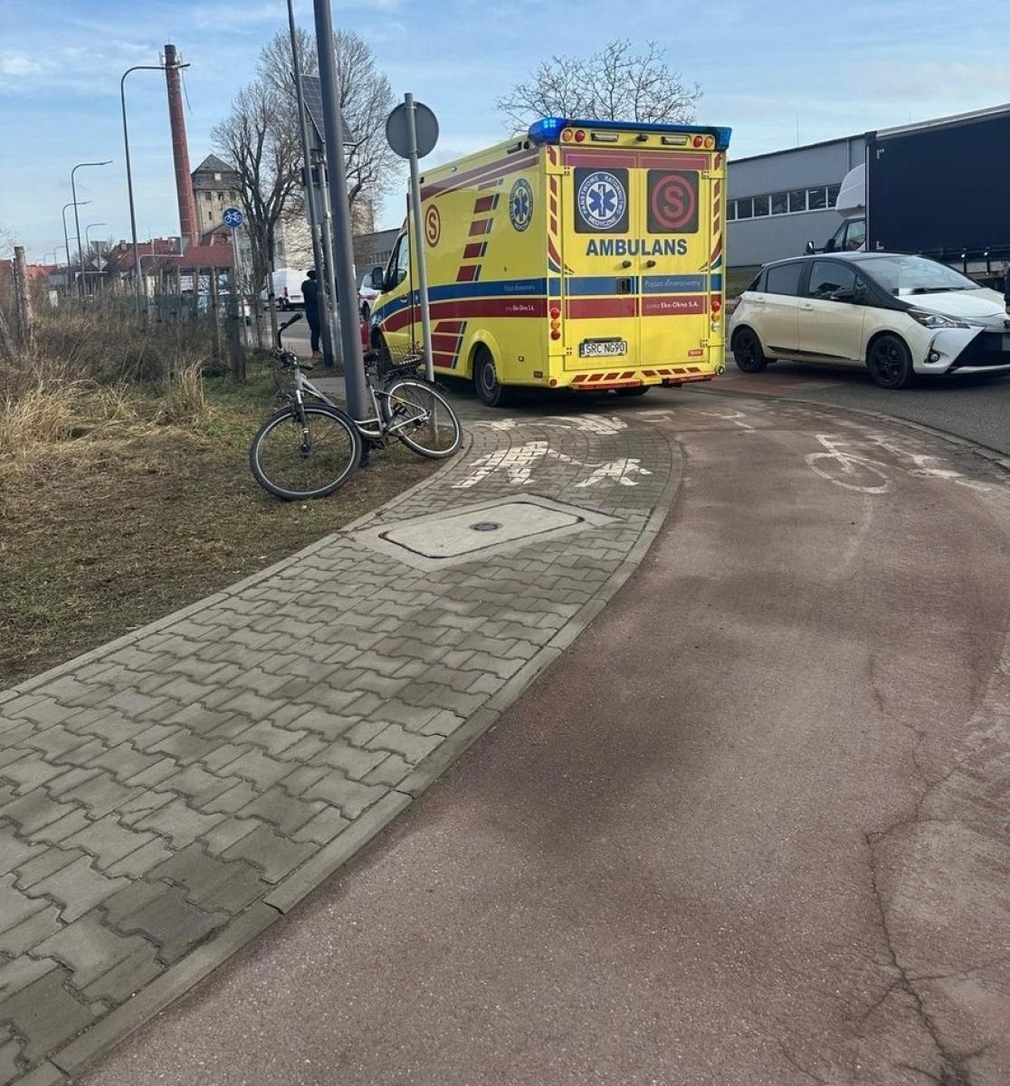 Zdjęcie w galerii na portalu naszraciborz.pl: Kierowca toyoty potrącił rowerzystę wiadomości z regionu