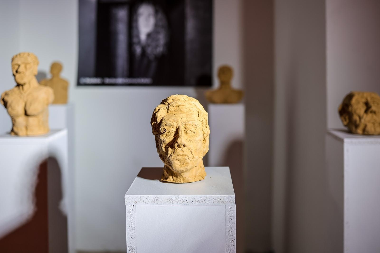 Zdjęcie w galerii na portalu naszraciborz.pl: Wernisaż wystawy Pracowni Rzeźby RCK w dawnym Labiryncie wiadomości z regionu