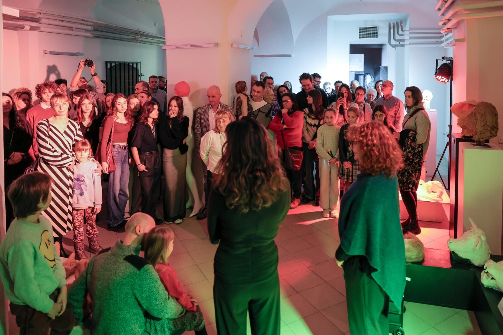 Zdjęcie w galerii na portalu naszraciborz.pl: Wernisaż wystawy Pracowni Rzeźby RCK w dawnym Labiryncie wiadomości z regionu