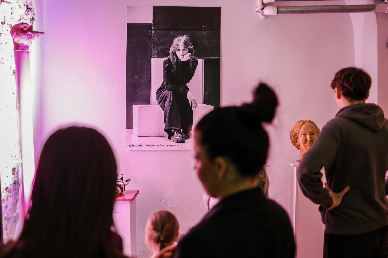 Zdjęcie w galerii na portalu naszraciborz.pl: Wernisaż wystawy Pracowni Rzeźby RCK w dawnym Labiryncie wiadomości z regionu