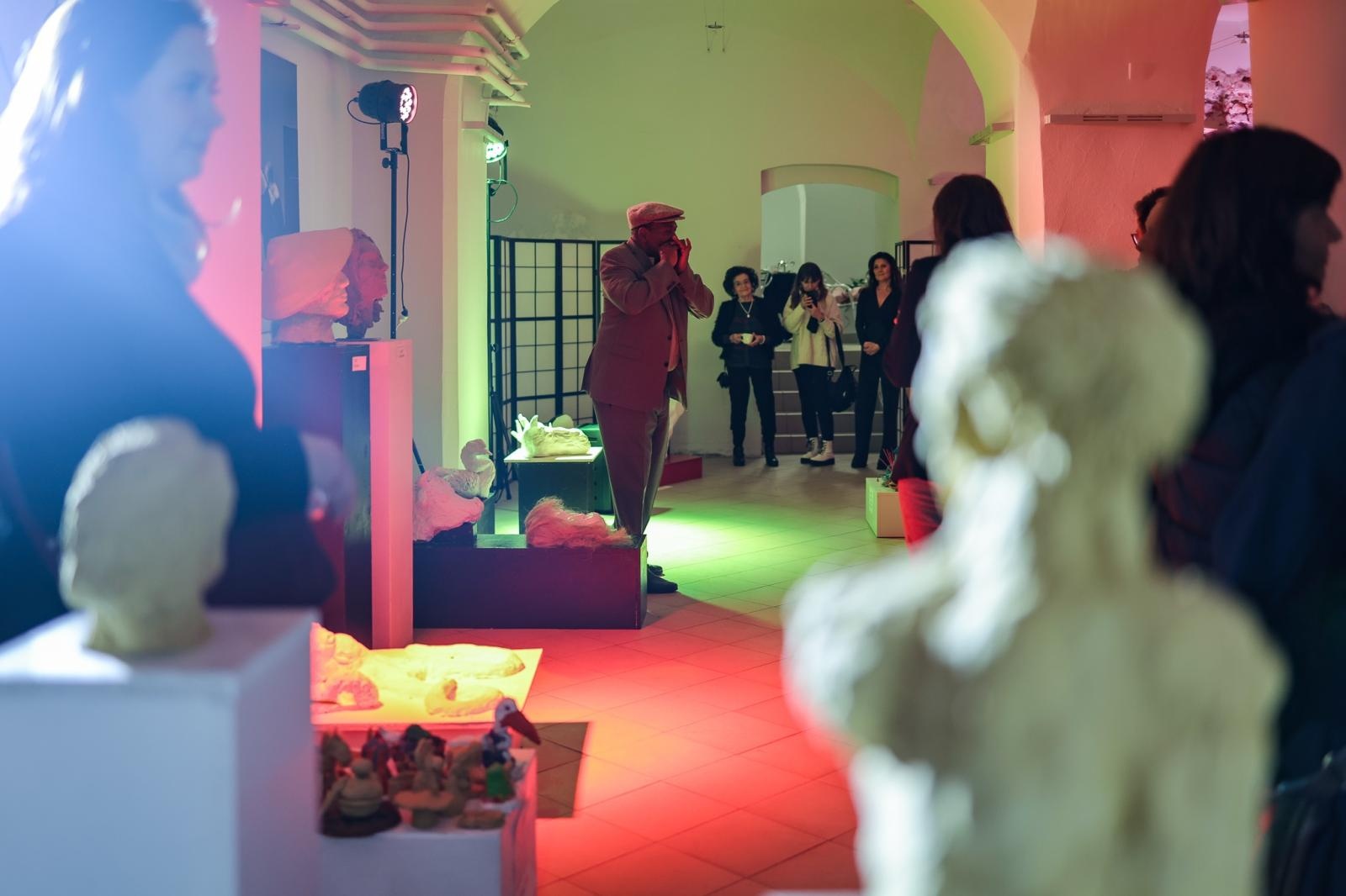 Zdjęcie w galerii na portalu naszraciborz.pl: Wernisaż wystawy Pracowni Rzeźby RCK w dawnym Labiryncie wiadomości z regionu