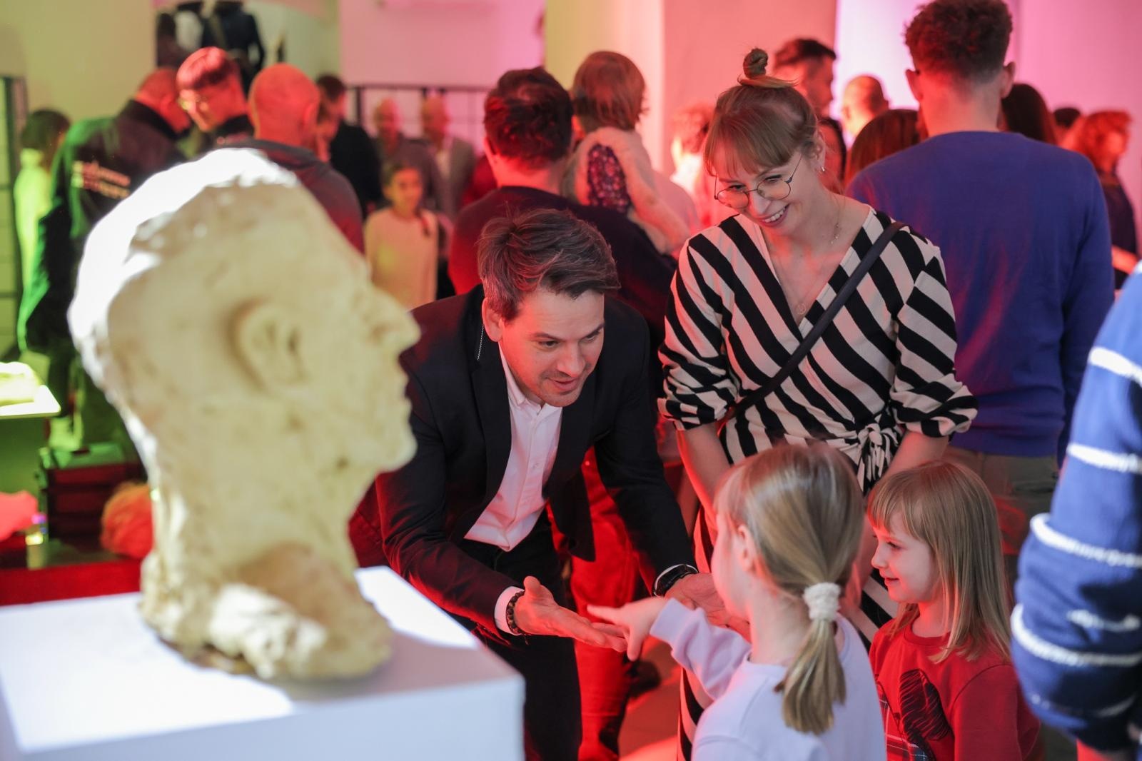 Zdjęcie w galerii na portalu naszraciborz.pl: Wernisaż wystawy Pracowni Rzeźby RCK w dawnym Labiryncie wiadomości z regionu