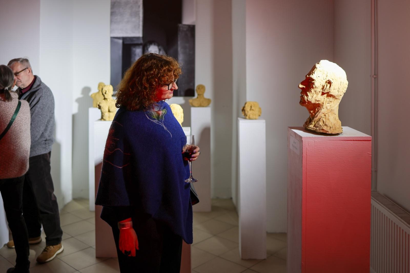 Zdjęcie w galerii na portalu naszraciborz.pl: Wernisaż wystawy Pracowni Rzeźby RCK w dawnym Labiryncie wiadomości z regionu