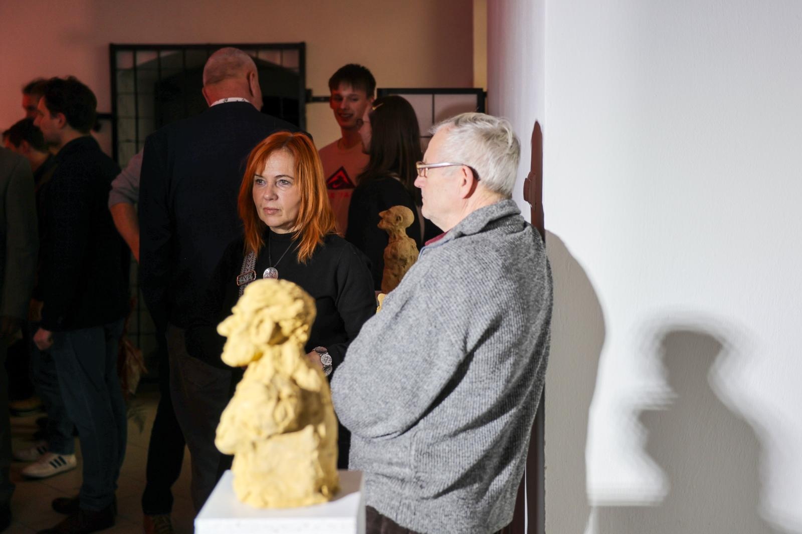 Zdjęcie w galerii na portalu naszraciborz.pl: Wernisaż wystawy Pracowni Rzeźby RCK w dawnym Labiryncie wiadomości z regionu