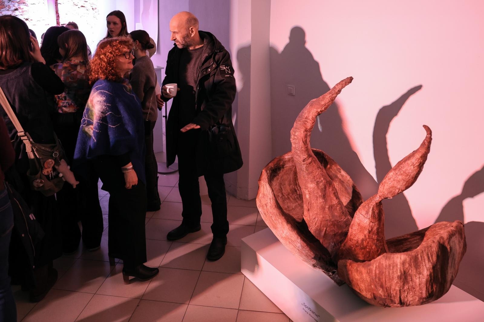 Zdjęcie w galerii na portalu naszraciborz.pl: Wernisaż wystawy Pracowni Rzeźby RCK w dawnym Labiryncie wiadomości z regionu