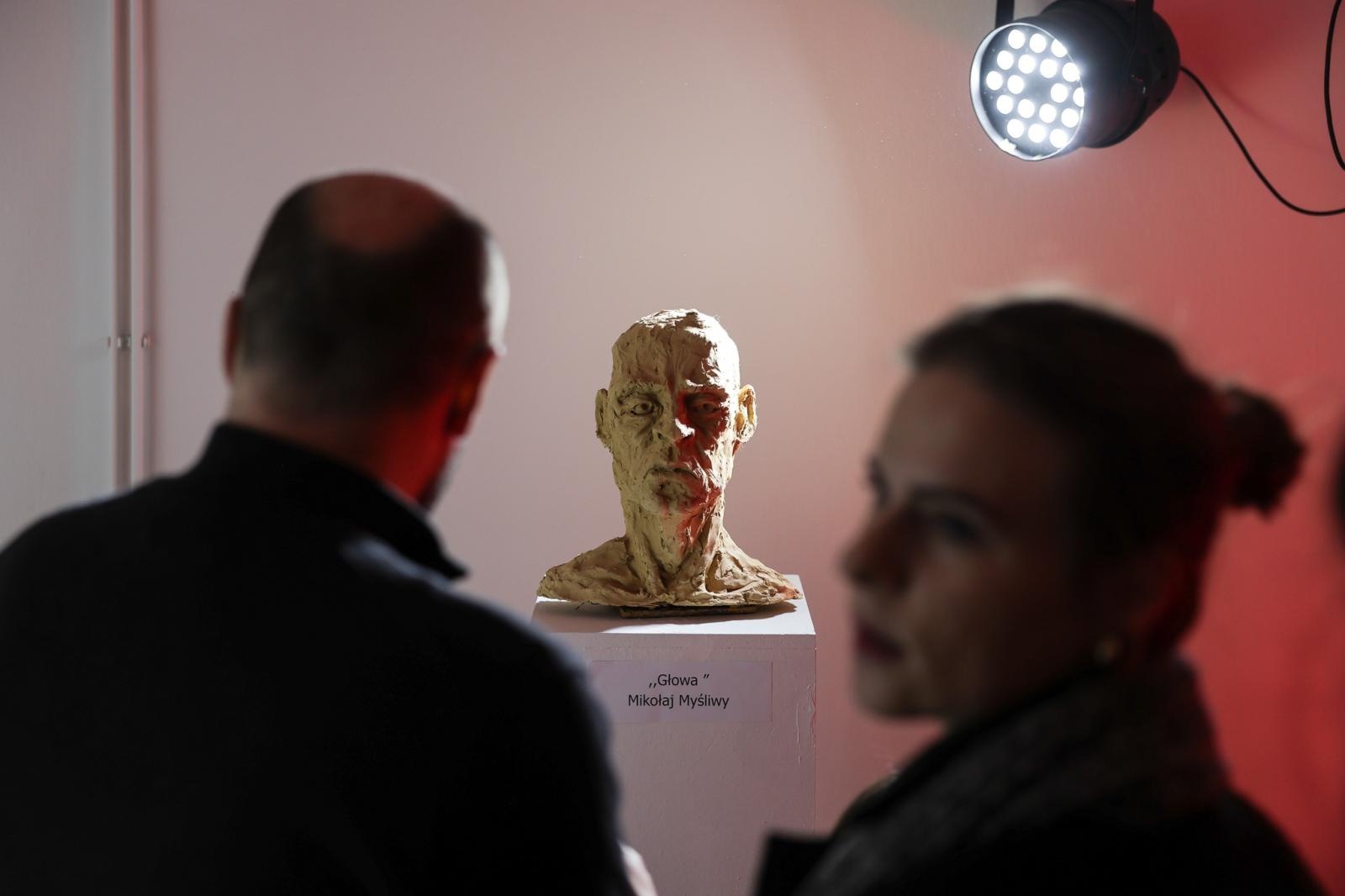 Zdjęcie w galerii na portalu naszraciborz.pl: Wernisaż wystawy Pracowni Rzeźby RCK w dawnym Labiryncie wiadomości z regionu