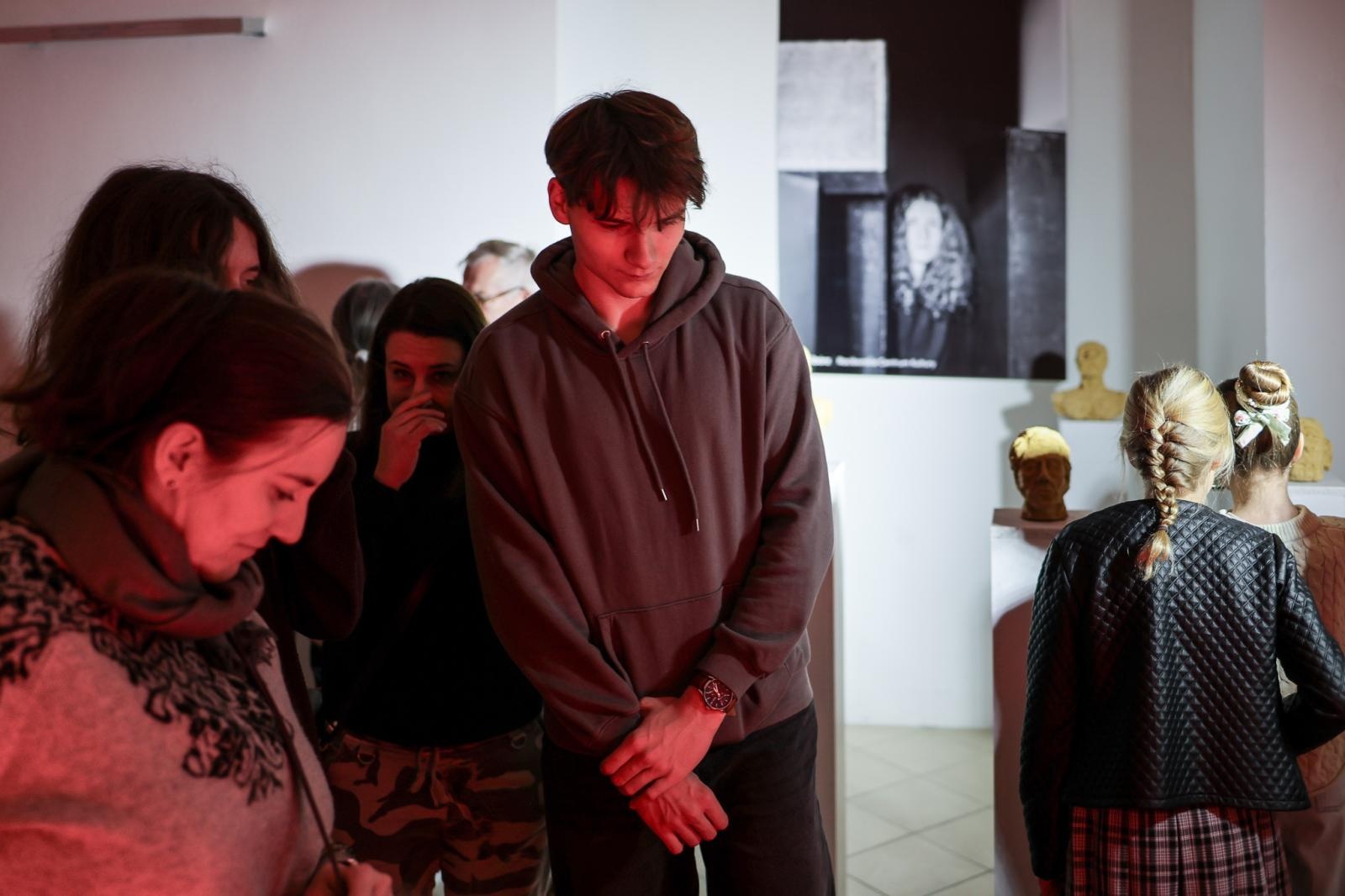 Zdjęcie w galerii na portalu naszraciborz.pl: Wernisaż wystawy Pracowni Rzeźby RCK w dawnym Labiryncie wiadomości z regionu