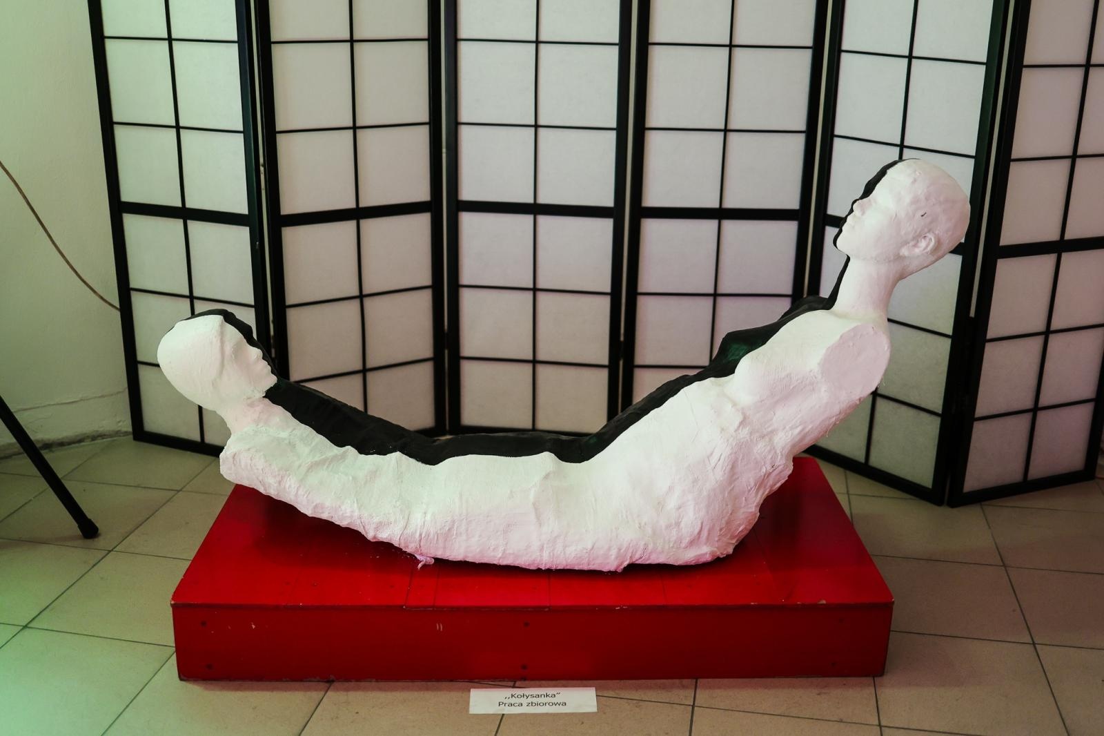 Zdjęcie w galerii na portalu naszraciborz.pl: Wernisaż wystawy Pracowni Rzeźby RCK w dawnym Labiryncie wiadomości z regionu