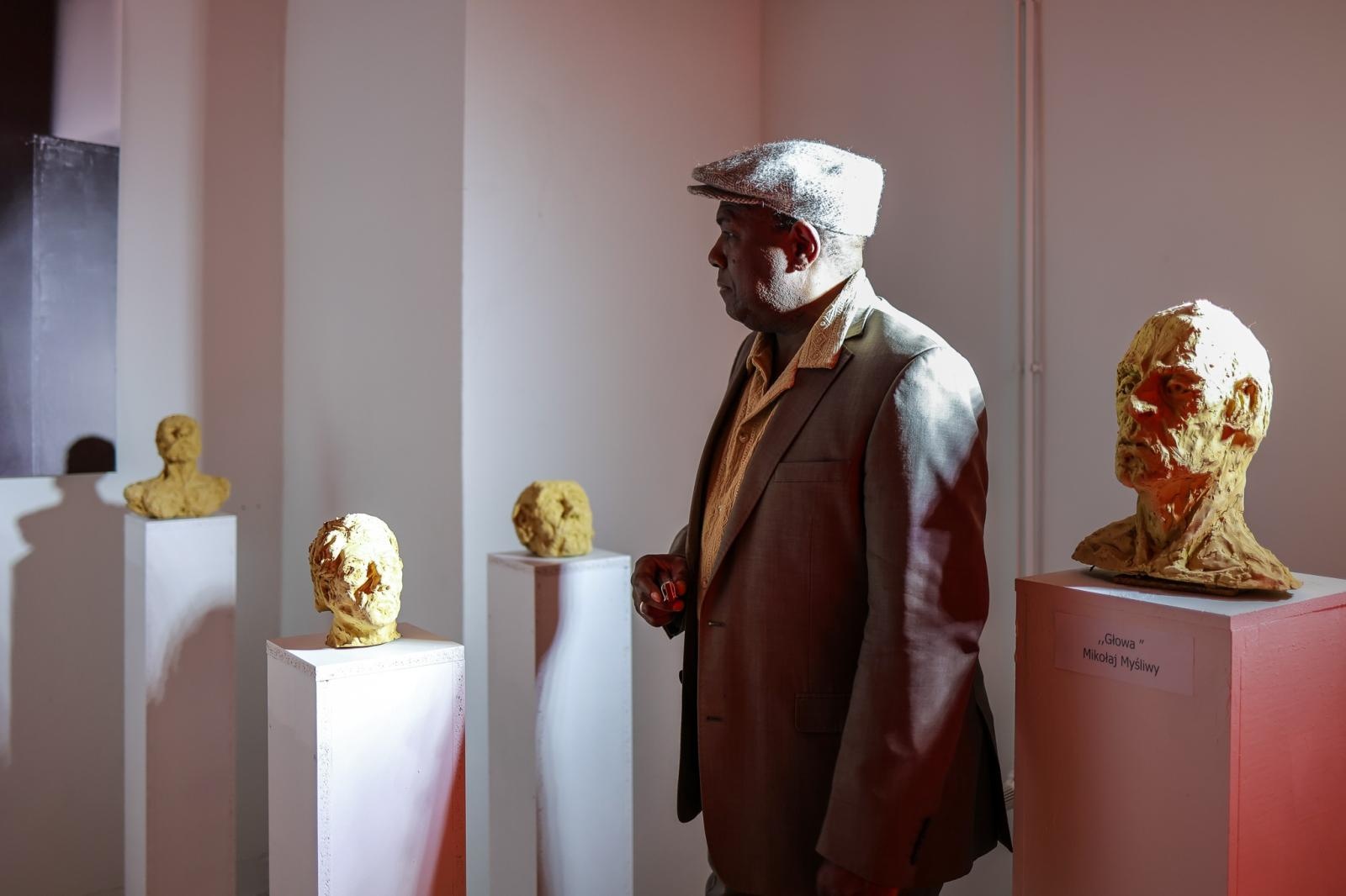 Zdjęcie w galerii na portalu naszraciborz.pl: Wernisaż wystawy Pracowni Rzeźby RCK w dawnym Labiryncie wiadomości z regionu