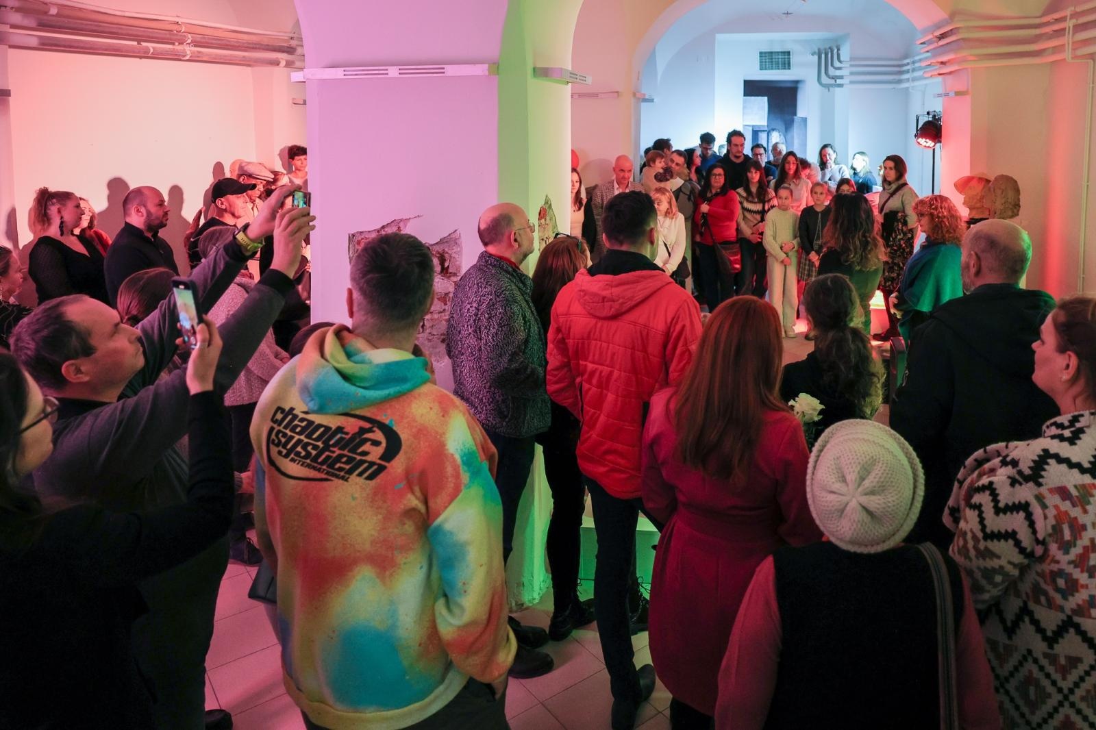 Zdjęcie w galerii na portalu naszraciborz.pl: Wernisaż wystawy Pracowni Rzeźby RCK w dawnym Labiryncie wiadomości z regionu