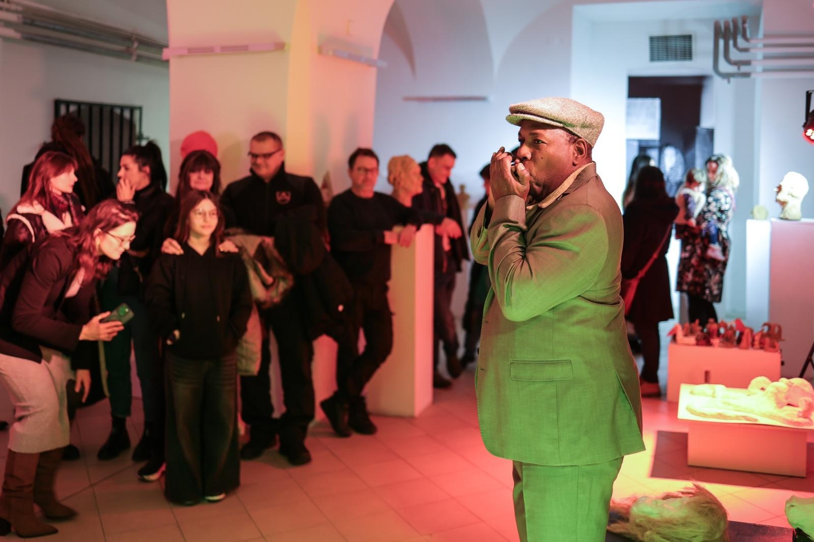 Zdjęcie w galerii na portalu naszraciborz.pl: Wernisaż wystawy Pracowni Rzeźby RCK w dawnym Labiryncie wiadomości z regionu