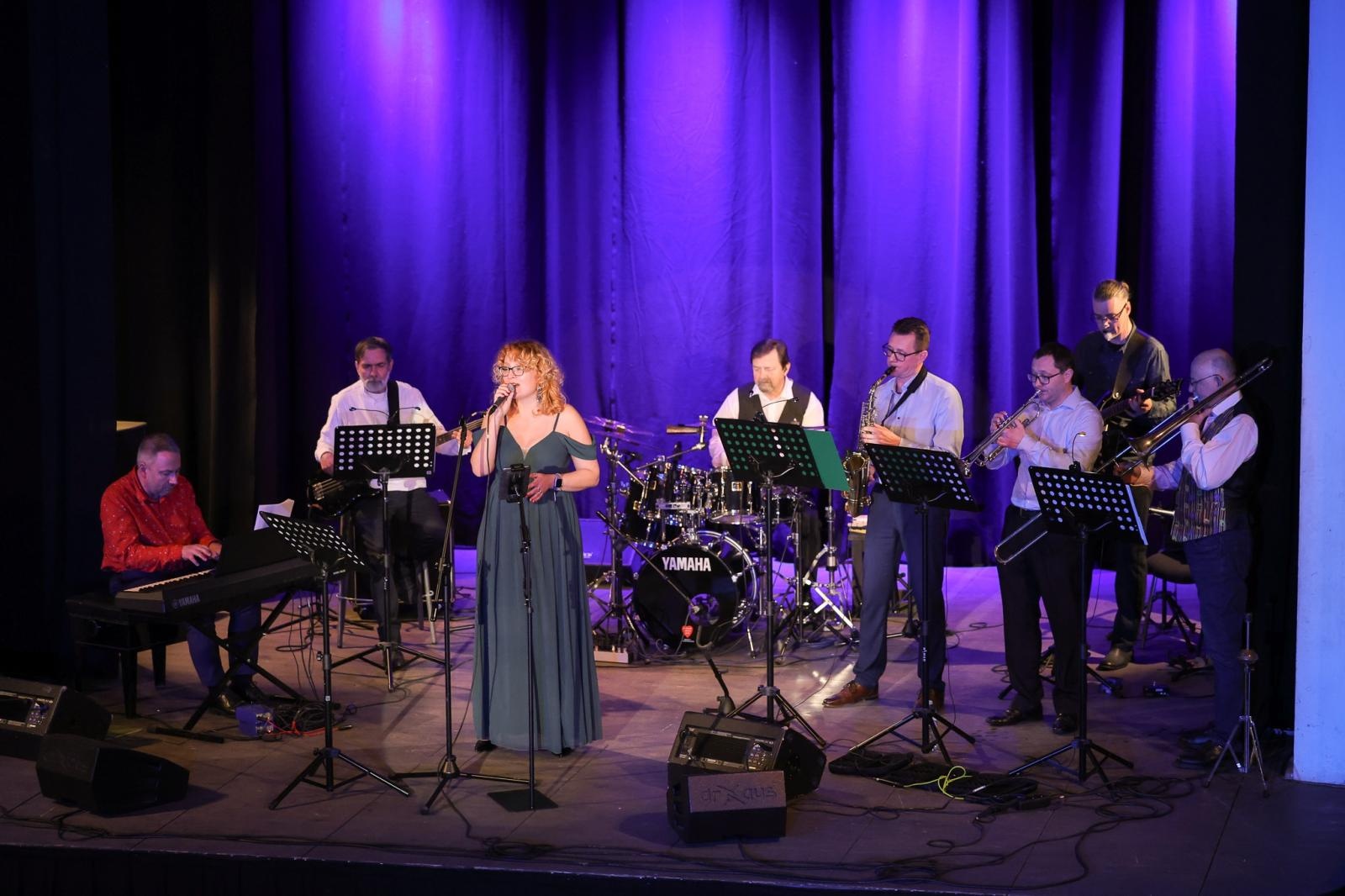 Zdjęcie w galerii na portalu naszraciborz.pl: Grupa Bez Nazwy powróciła na scenę koncertem pełnym zimowych emocji wiadomości z regionu