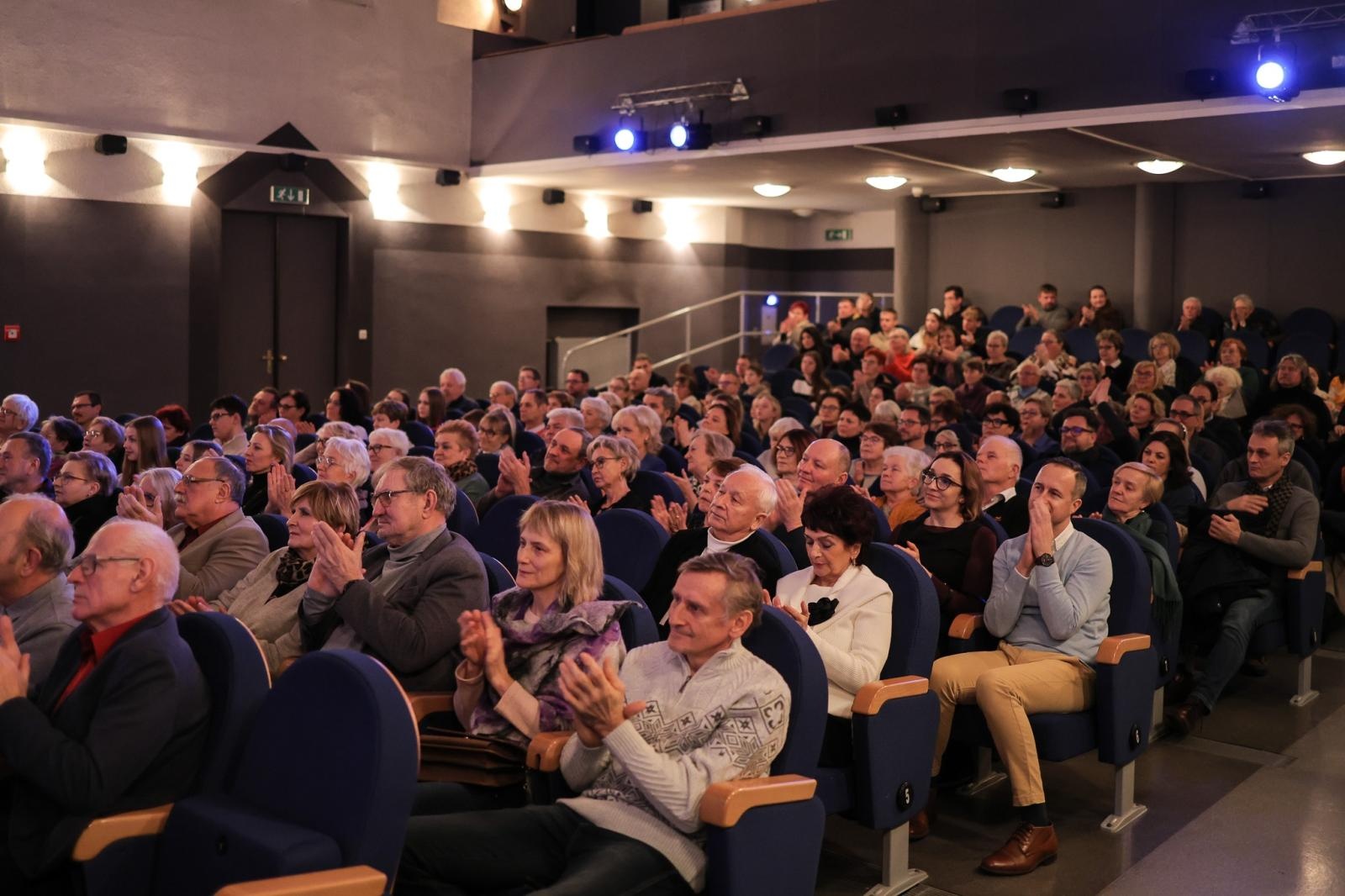 Zdjęcie w galerii na portalu naszraciborz.pl: Grupa Bez Nazwy powróciła na scenę koncertem pełnym zimowych emocji wiadomości z regionu