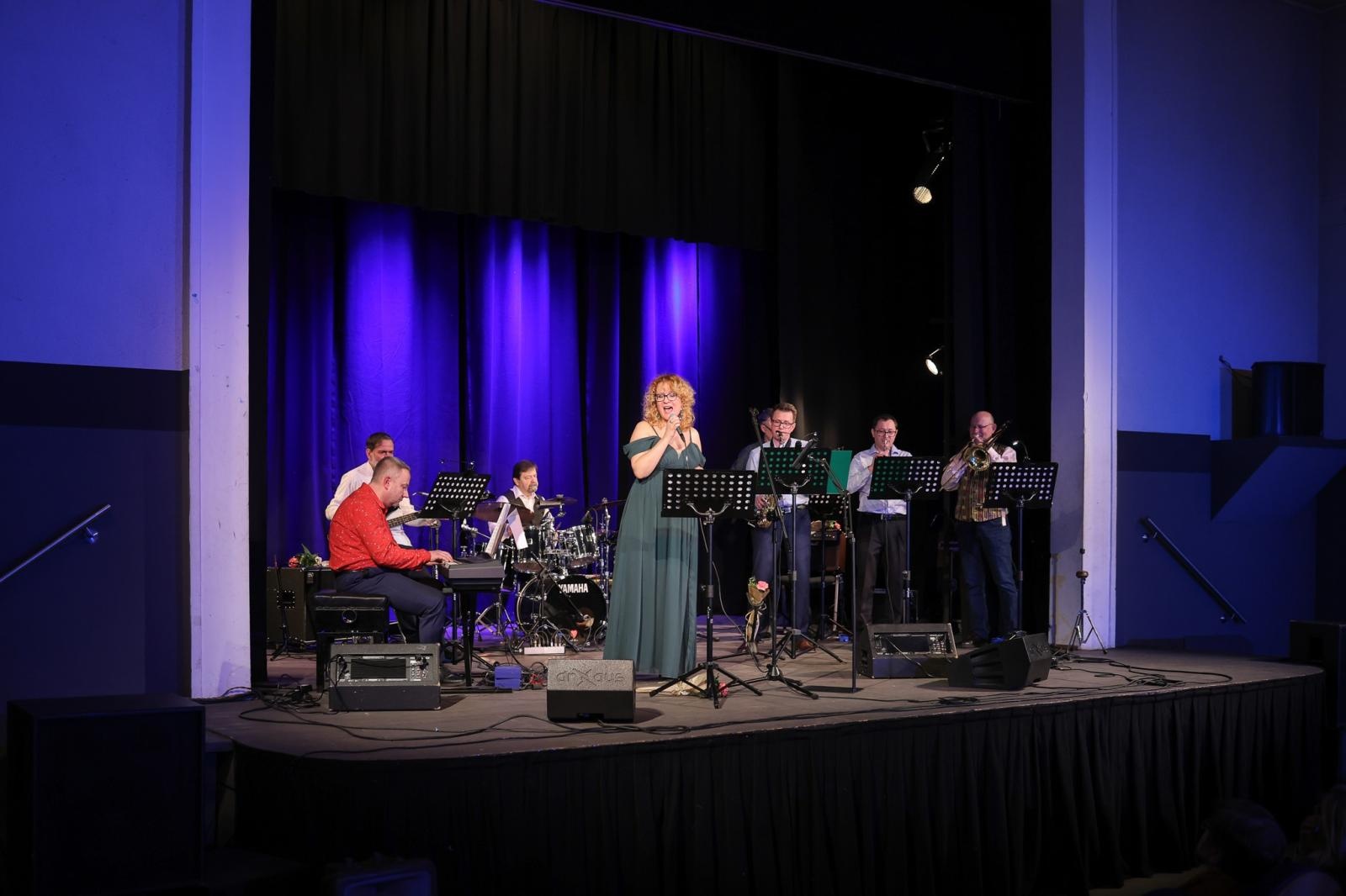 Zdjęcie w galerii na portalu naszraciborz.pl: Grupa Bez Nazwy powróciła na scenę koncertem pełnym zimowych emocji wiadomości z regionu