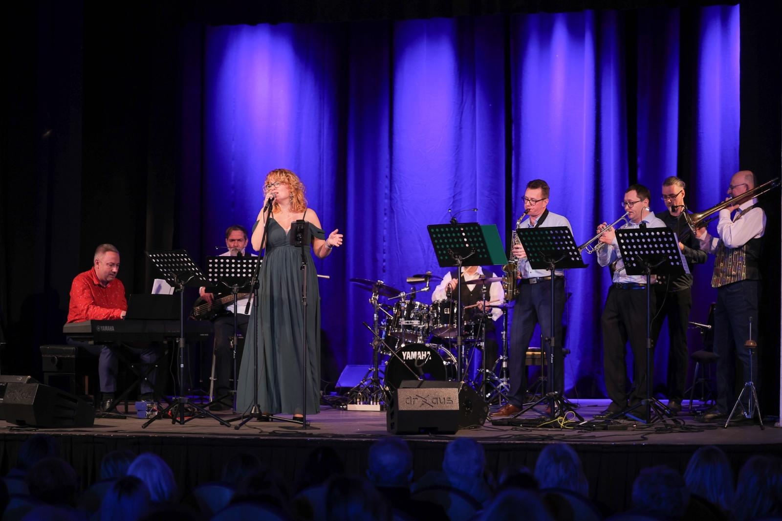 Zdjęcie w galerii na portalu naszraciborz.pl: Grupa Bez Nazwy powróciła na scenę koncertem pełnym zimowych emocji wiadomości z regionu