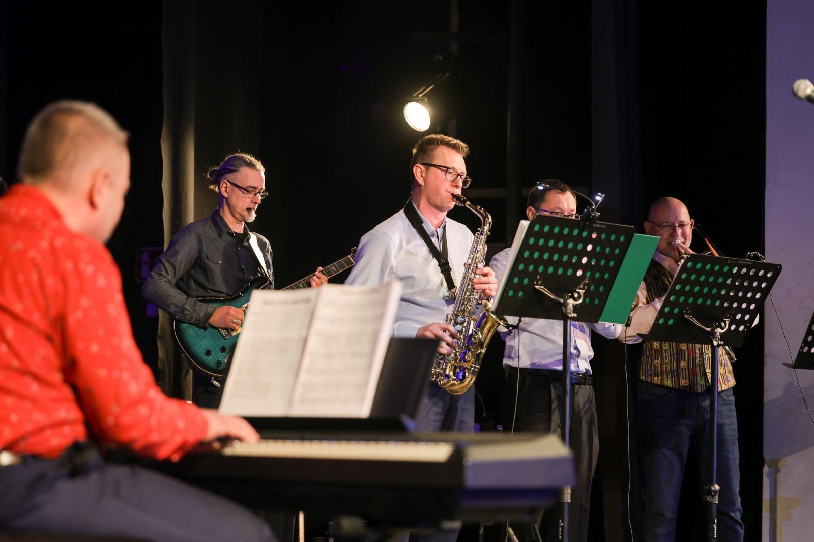 Zdjęcie w galerii na portalu naszraciborz.pl: Grupa Bez Nazwy powróciła na scenę koncertem pełnym zimowych emocji wiadomości z regionu