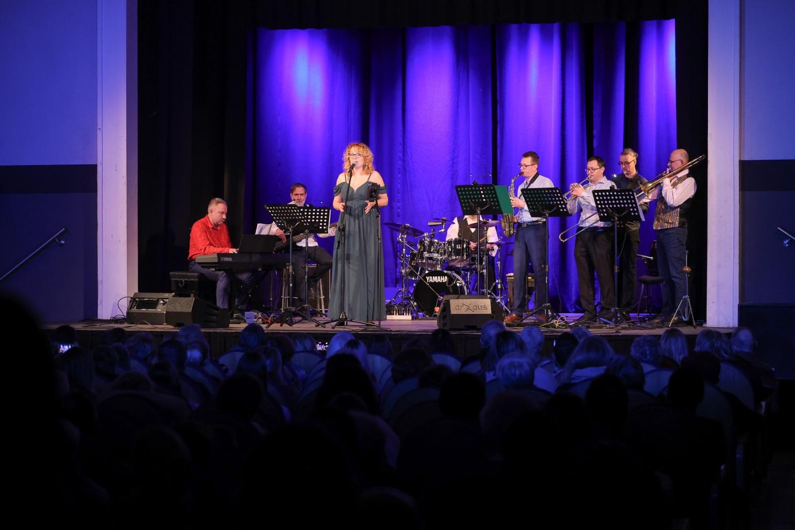 Zdjęcie w galerii na portalu naszraciborz.pl: Grupa Bez Nazwy powróciła na scenę koncertem pełnym zimowych emocji wiadomości z regionu