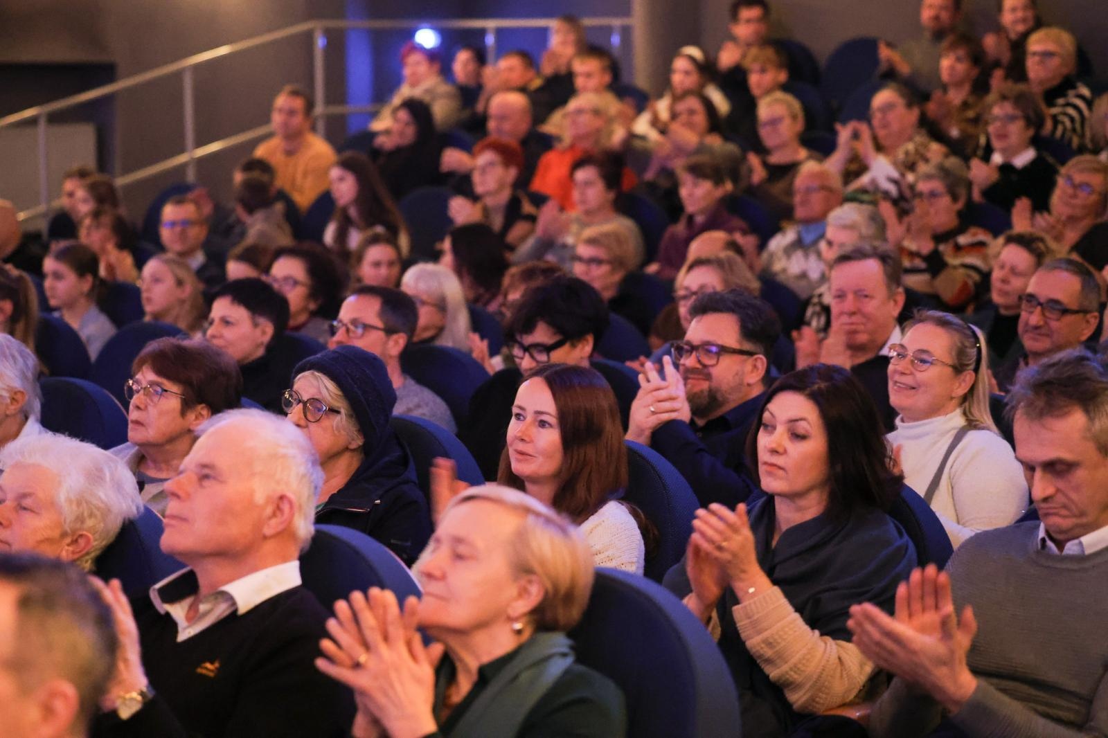 Zdjęcie w galerii na portalu naszraciborz.pl: Grupa Bez Nazwy powróciła na scenę koncertem pełnym zimowych emocji wiadomości z regionu