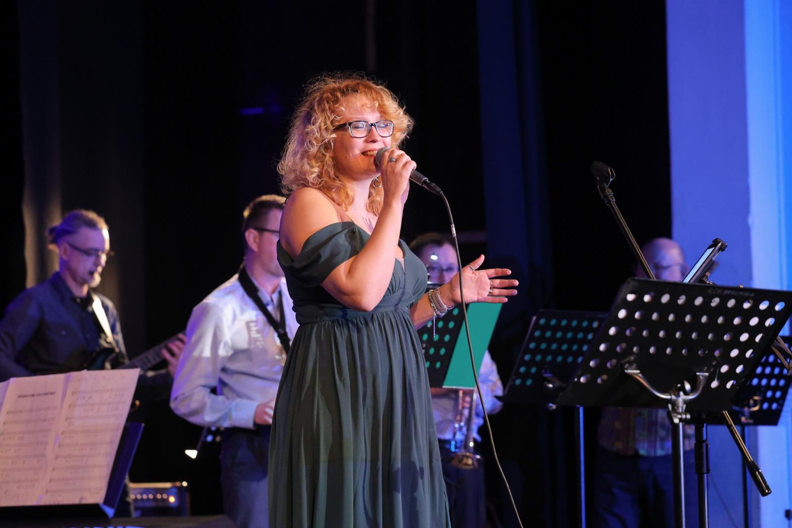 Zdjęcie w galerii na portalu naszraciborz.pl: Grupa Bez Nazwy powróciła na scenę koncertem pełnym zimowych emocji wiadomości z regionu