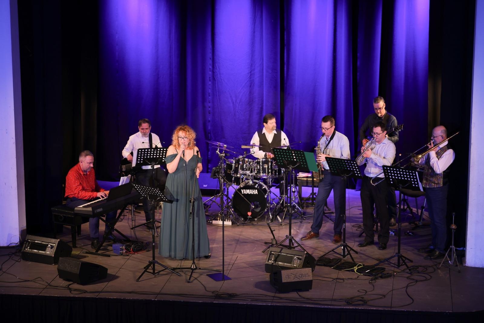 Zdjęcie w galerii na portalu naszraciborz.pl: Grupa Bez Nazwy powróciła na scenę koncertem pełnym zimowych emocji wiadomości z regionu