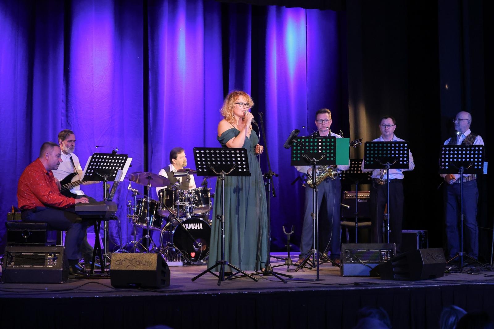 Zdjęcie w galerii na portalu naszraciborz.pl: Grupa Bez Nazwy powróciła na scenę koncertem pełnym zimowych emocji wiadomości z regionu