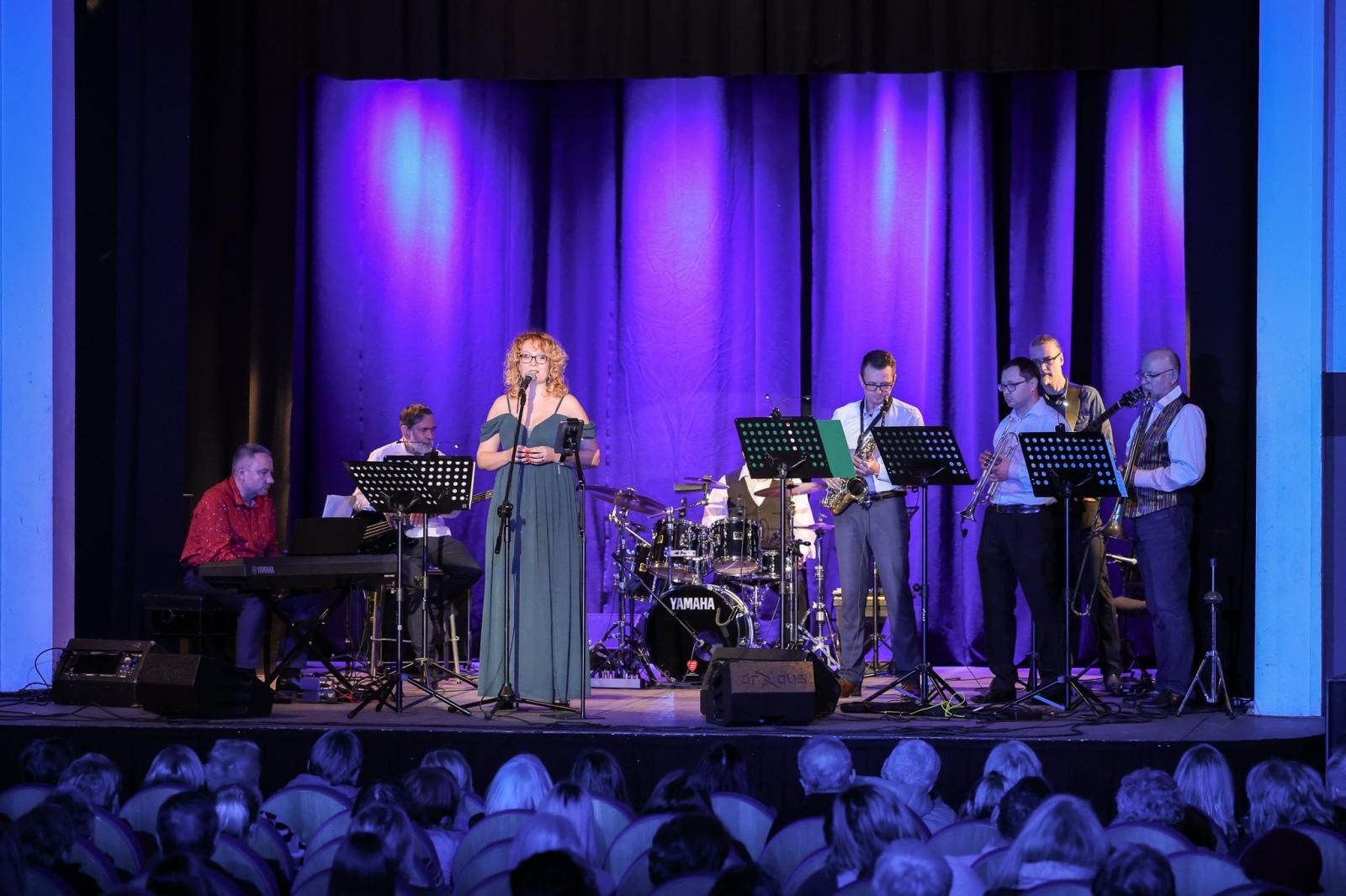 Zdjęcie w galerii na portalu naszraciborz.pl: Grupa Bez Nazwy powróciła na scenę koncertem pełnym zimowych emocji wiadomości z regionu