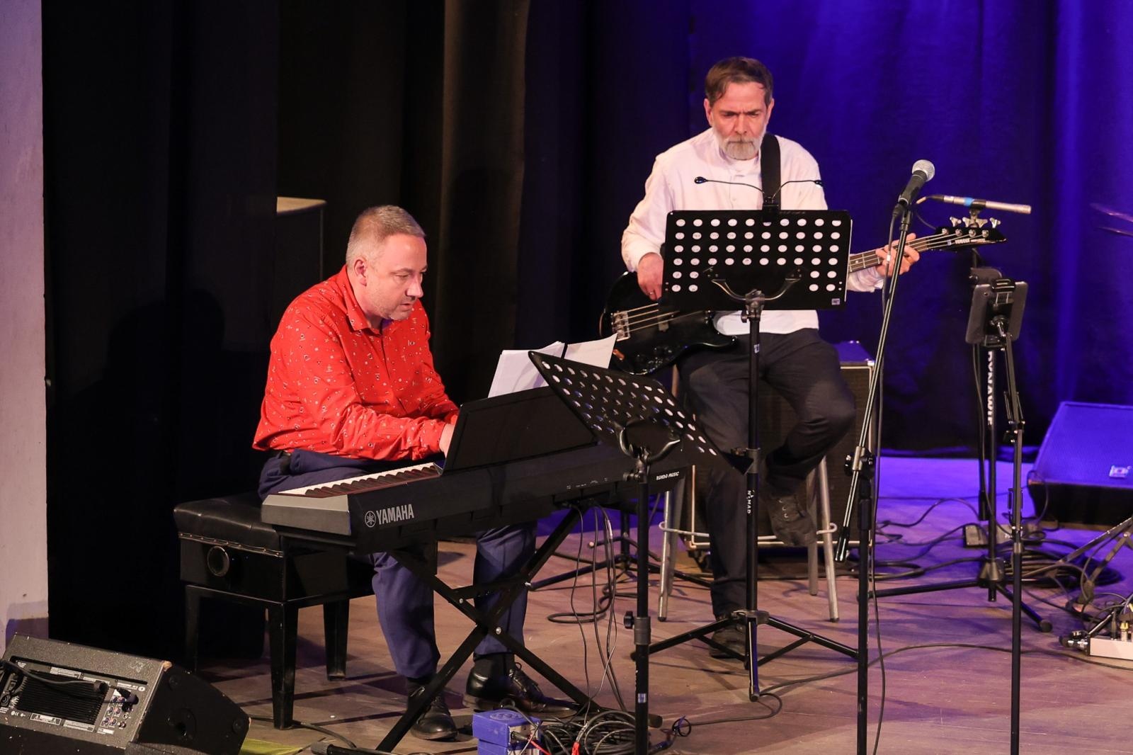 Zdjęcie w galerii na portalu naszraciborz.pl: Grupa Bez Nazwy powróciła na scenę koncertem pełnym zimowych emocji wiadomości z regionu