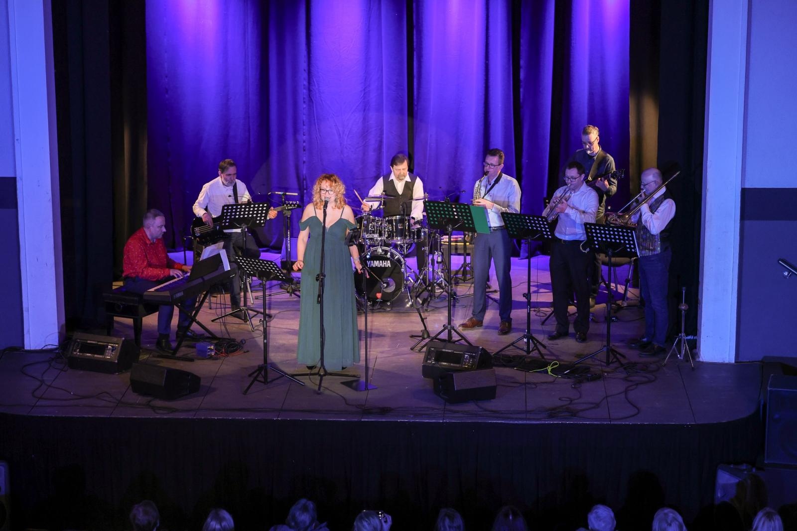 Zdjęcie w galerii na portalu naszraciborz.pl: Grupa Bez Nazwy powróciła na scenę koncertem pełnym zimowych emocji wiadomości z regionu