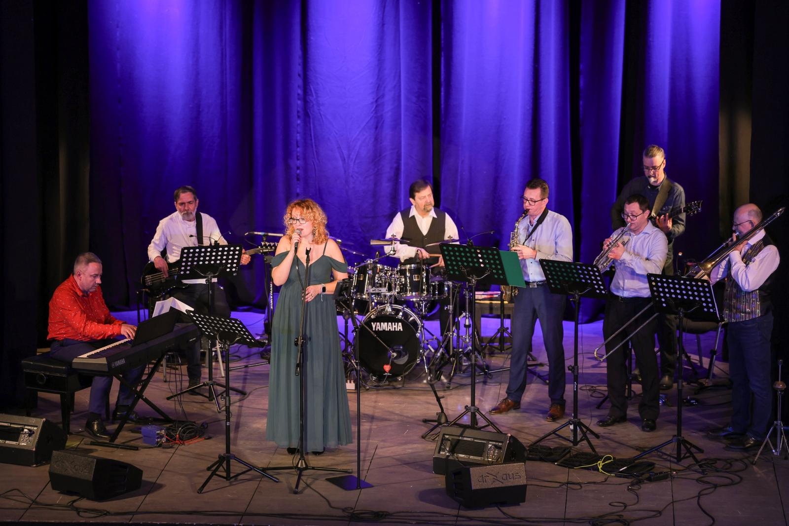 Zdjęcie w galerii na portalu naszraciborz.pl: Grupa Bez Nazwy powróciła na scenę koncertem pełnym zimowych emocji wiadomości z regionu