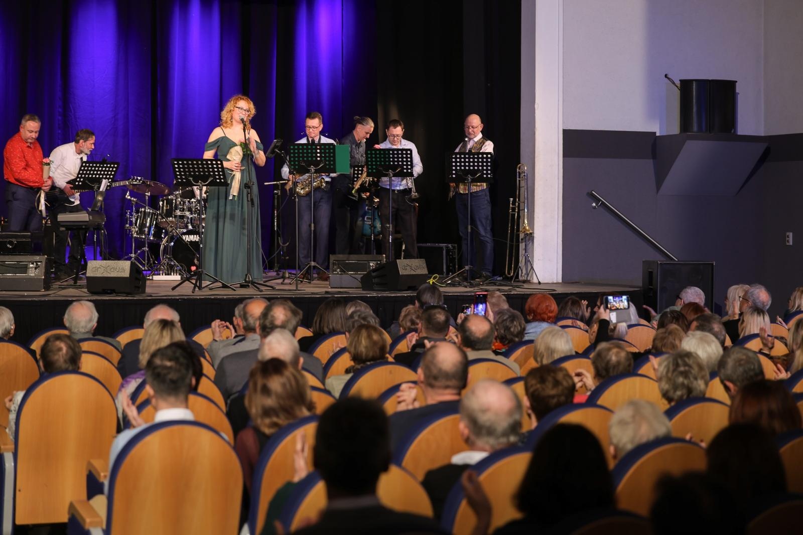 Zdjęcie w galerii na portalu naszraciborz.pl: Grupa Bez Nazwy powróciła na scenę koncertem pełnym zimowych emocji wiadomości z regionu