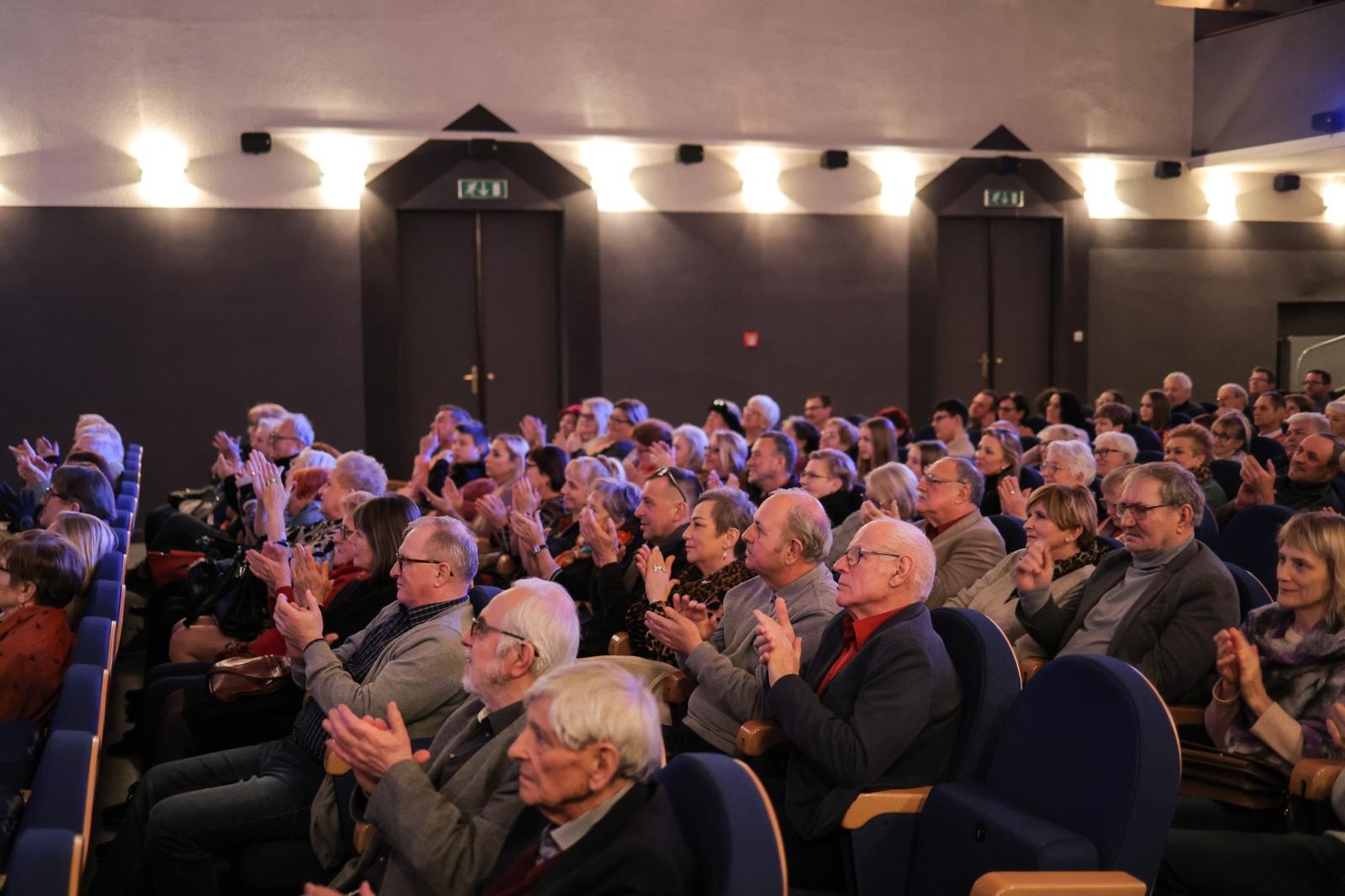 Zdjęcie w galerii na portalu naszraciborz.pl: Grupa Bez Nazwy powróciła na scenę koncertem pełnym zimowych emocji wiadomości z regionu