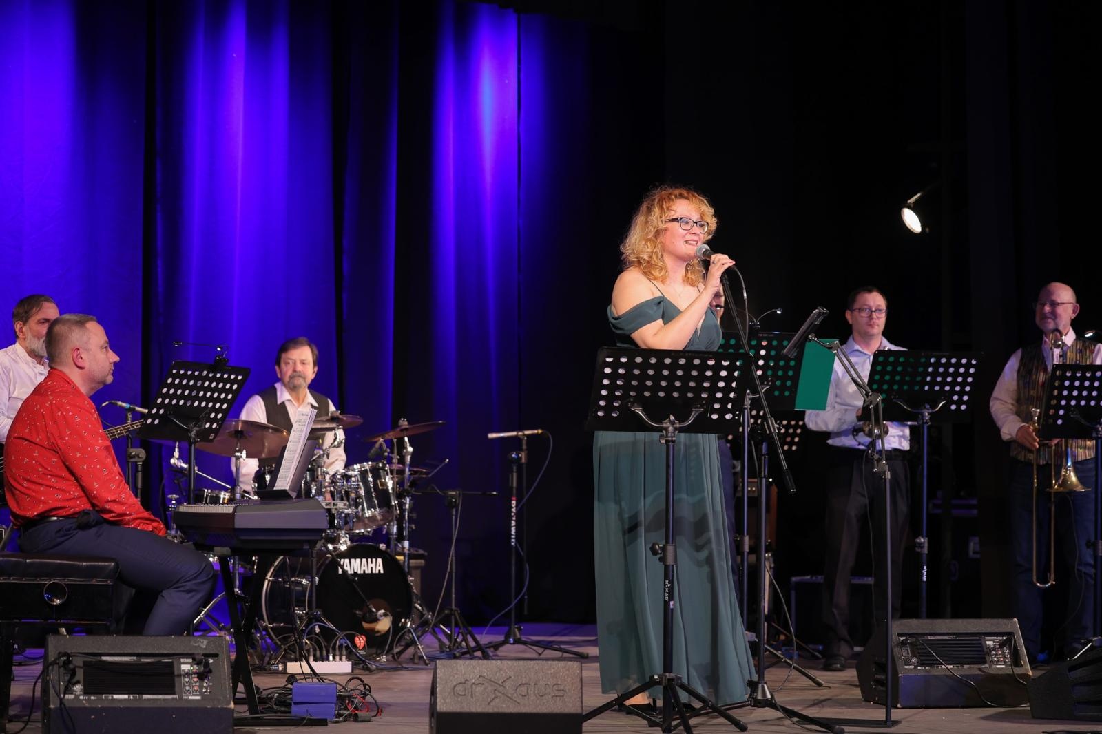 Zdjęcie w galerii na portalu naszraciborz.pl: Grupa Bez Nazwy powróciła na scenę koncertem pełnym zimowych emocji wiadomości z regionu