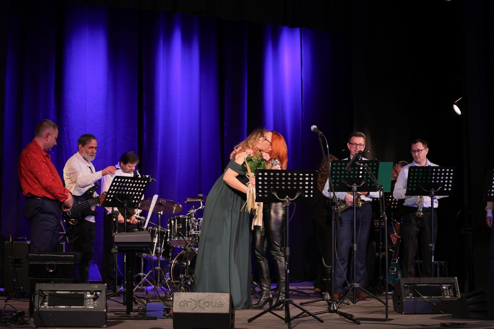 Zdjęcie w galerii na portalu naszraciborz.pl: Grupa Bez Nazwy powróciła na scenę koncertem pełnym zimowych emocji wiadomości z regionu